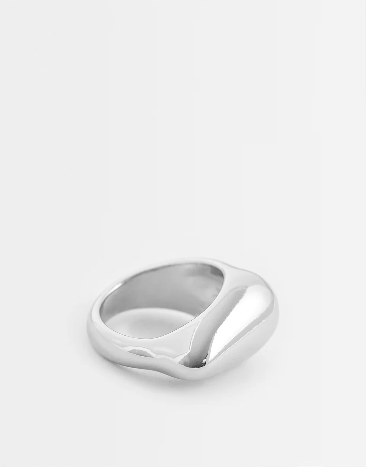 – Silberfarbener Ring mit rundem Design