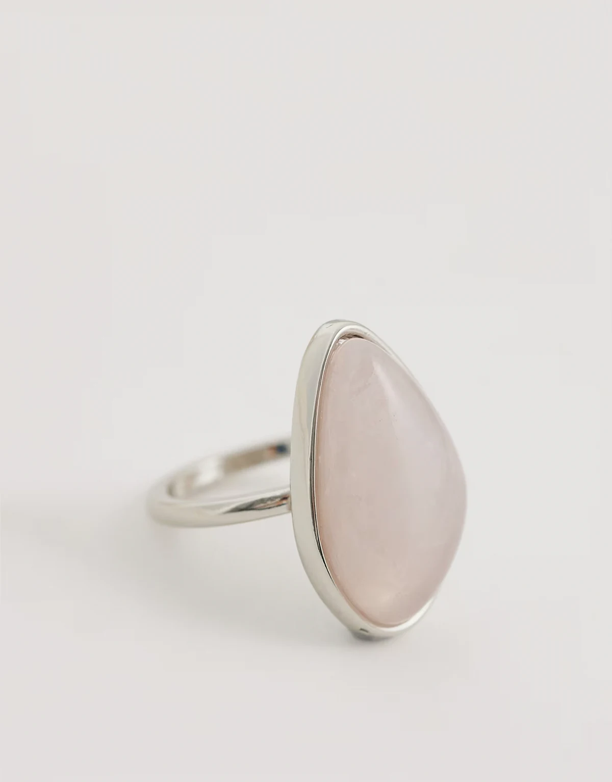 – Großer Ring in Silberoptik mit echtem eingefasstem Halbedelstein aus Rosenquarz