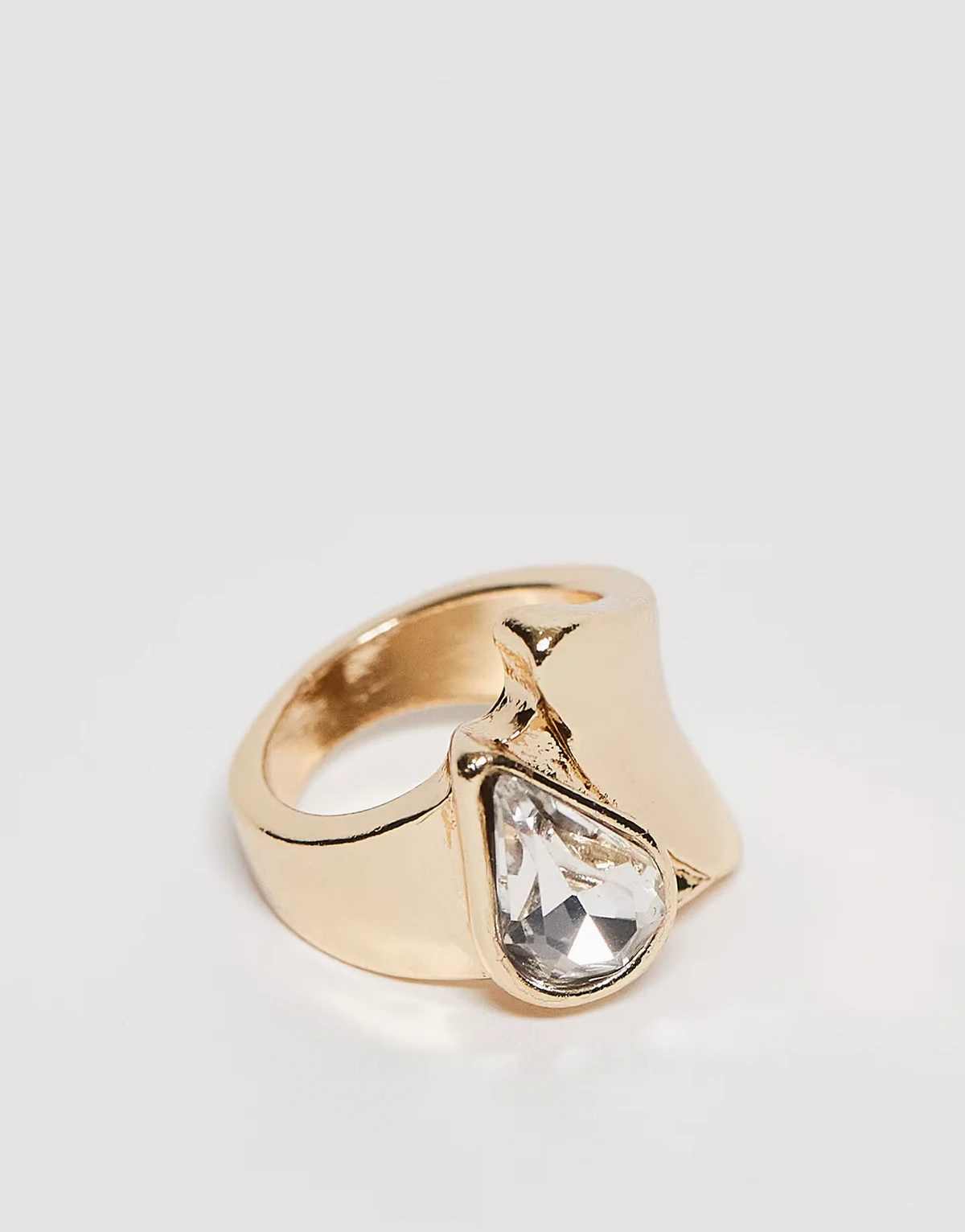 – Schlichter, goldfarbener Ring mit transparentem Strassstein