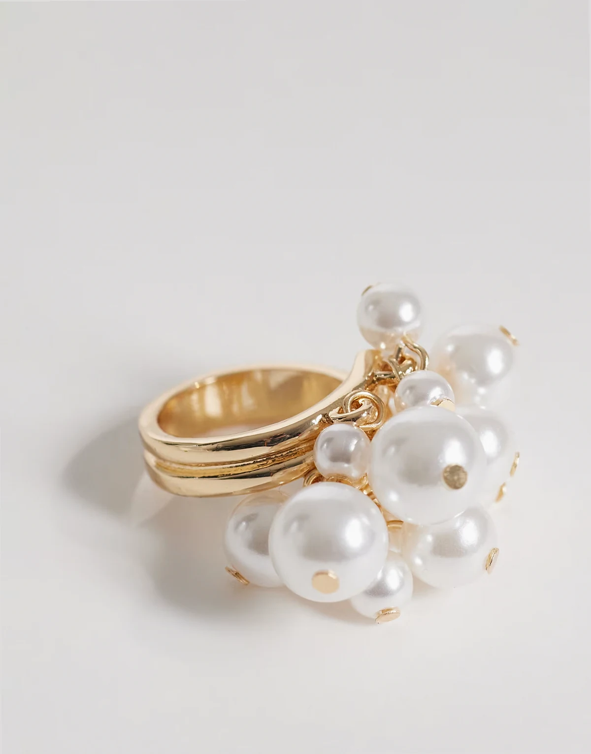 – Goldfarbener Ring mit Perlenanhänger