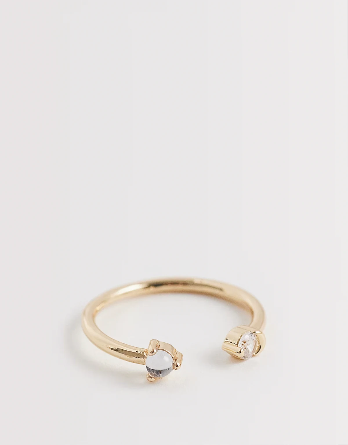 – Zierlicher Ring in Goldoptik mit umlaufendem Strass-Detail