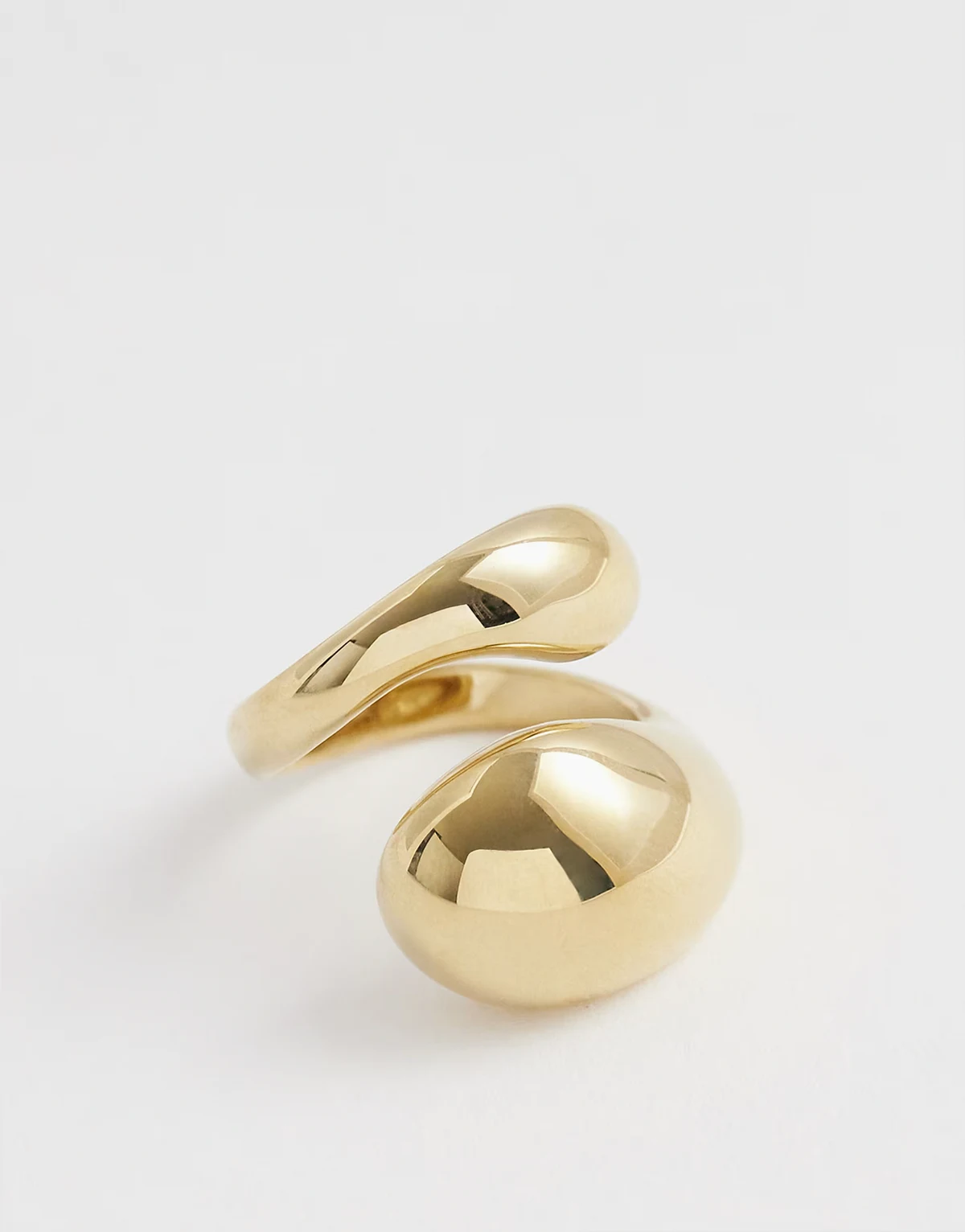 – Breiter, geformter Ring in Goldoptik