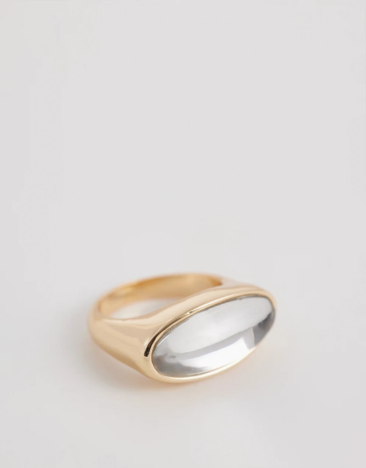 – Goldfarbener Ring mit horizontal eingefasstem, transparentem Stein