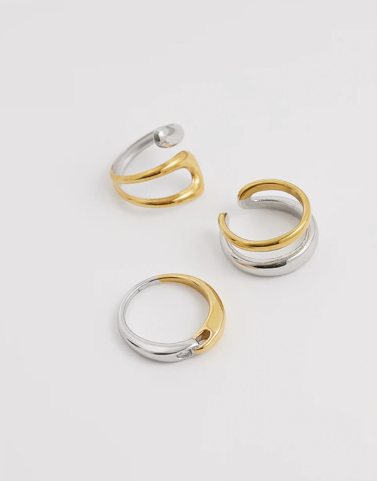 – Exclusive – Klobige Creolen aus Edelstahl und verschiedenen Metallen mit 18-Karat-Vergoldung, 3er-Pack