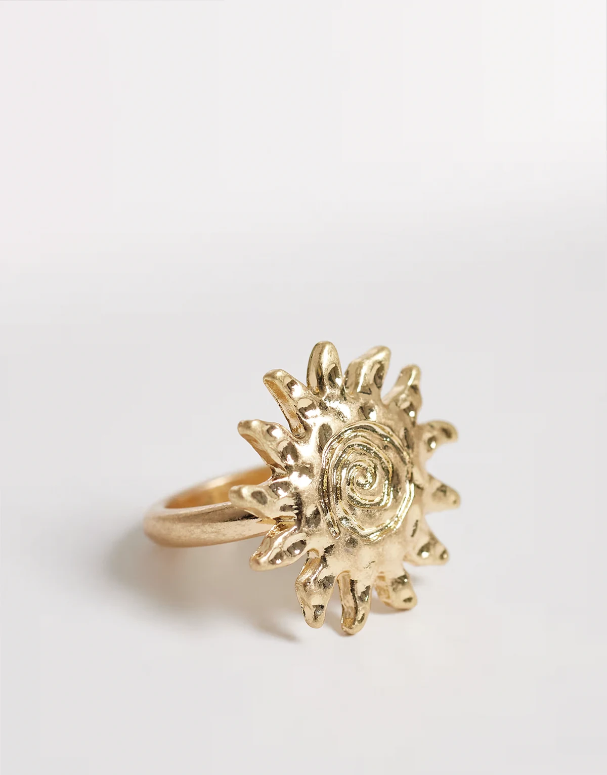 – Goldfarbener Ring mit Sonnenmotiv