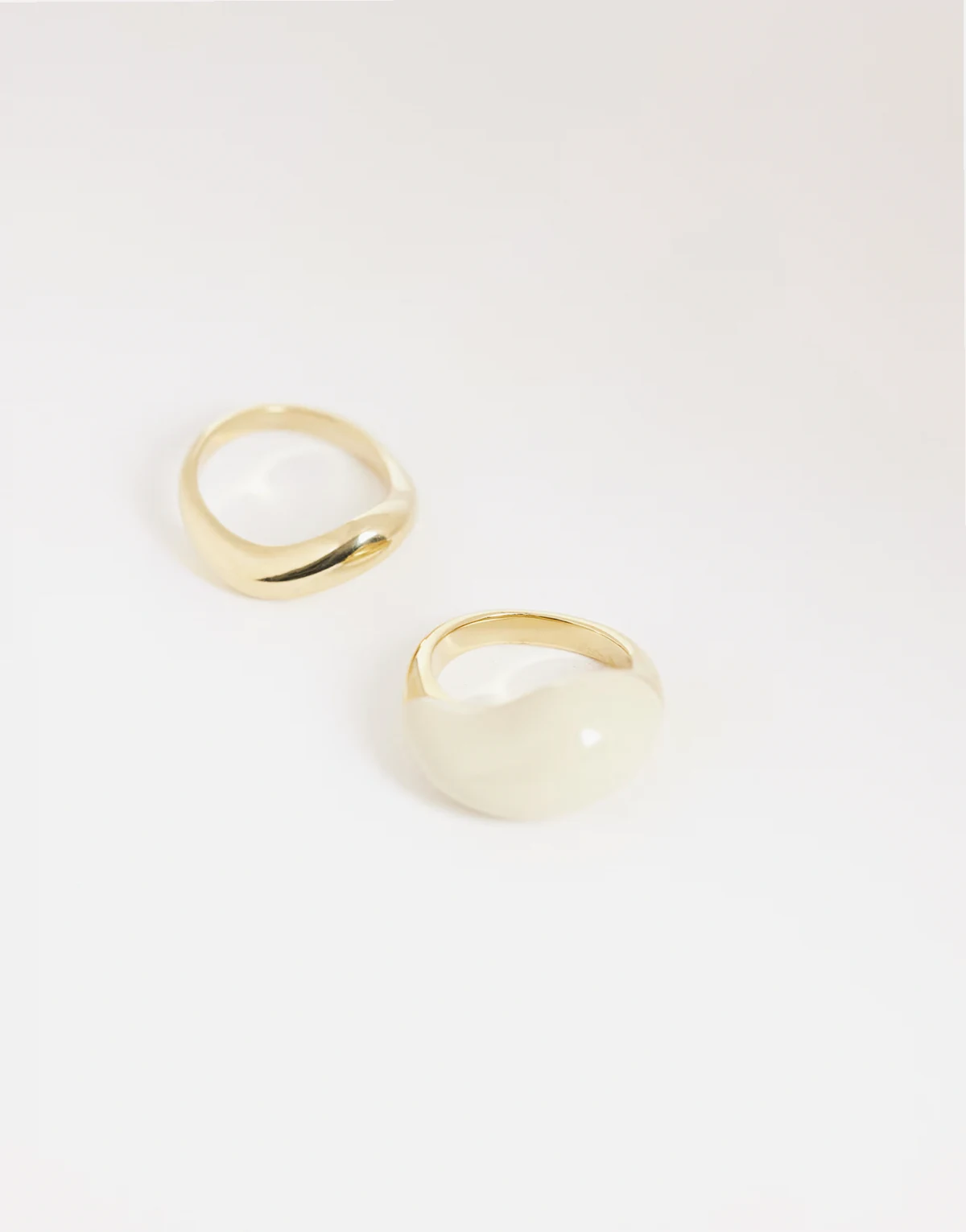 – Ring in Goldoptik mit großem ovalem Stein in Cremeweiß