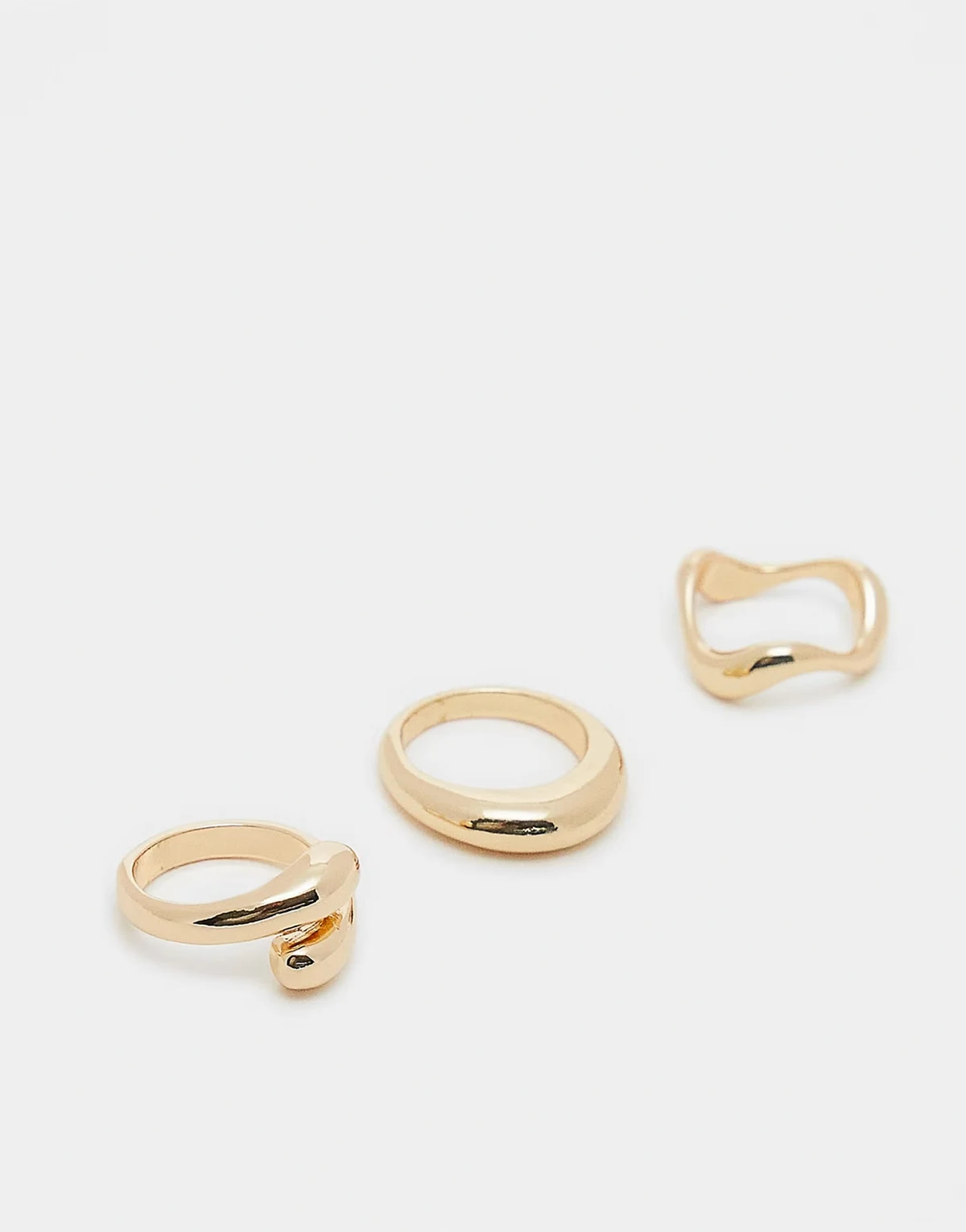 – Set mit 3 goldfarbenen Ringen mit verschiedenen minimalistischen Designs