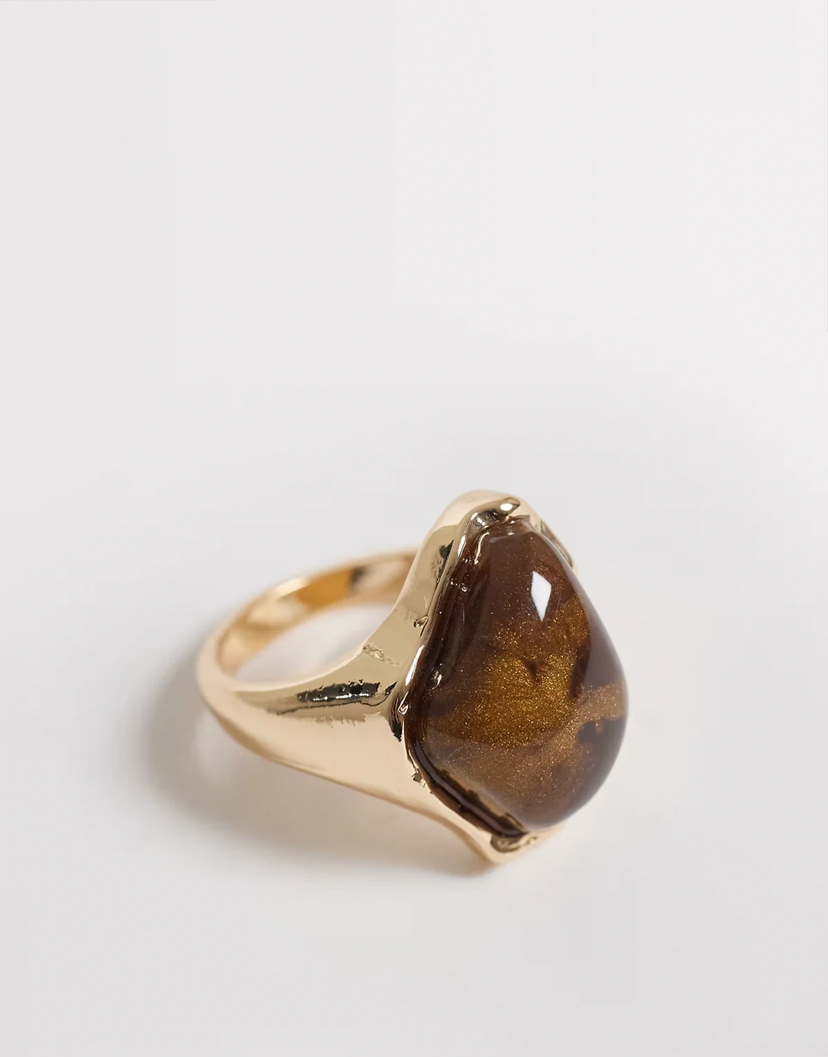 – Goldfarbener Ring mit Tigerauge-Zierstein