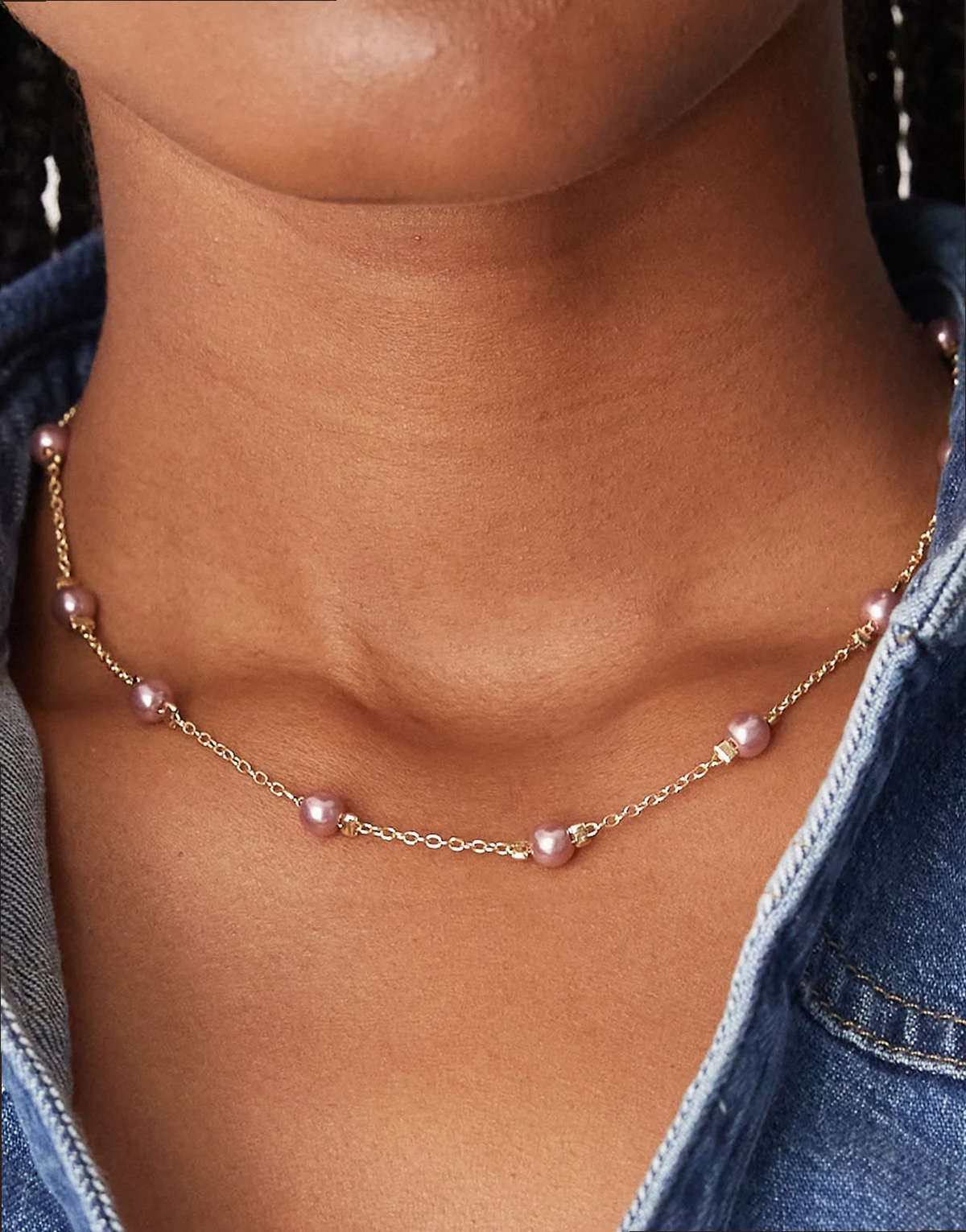 – Krótki naszyjnik z jasnoróżowymi sztucznymi perłami