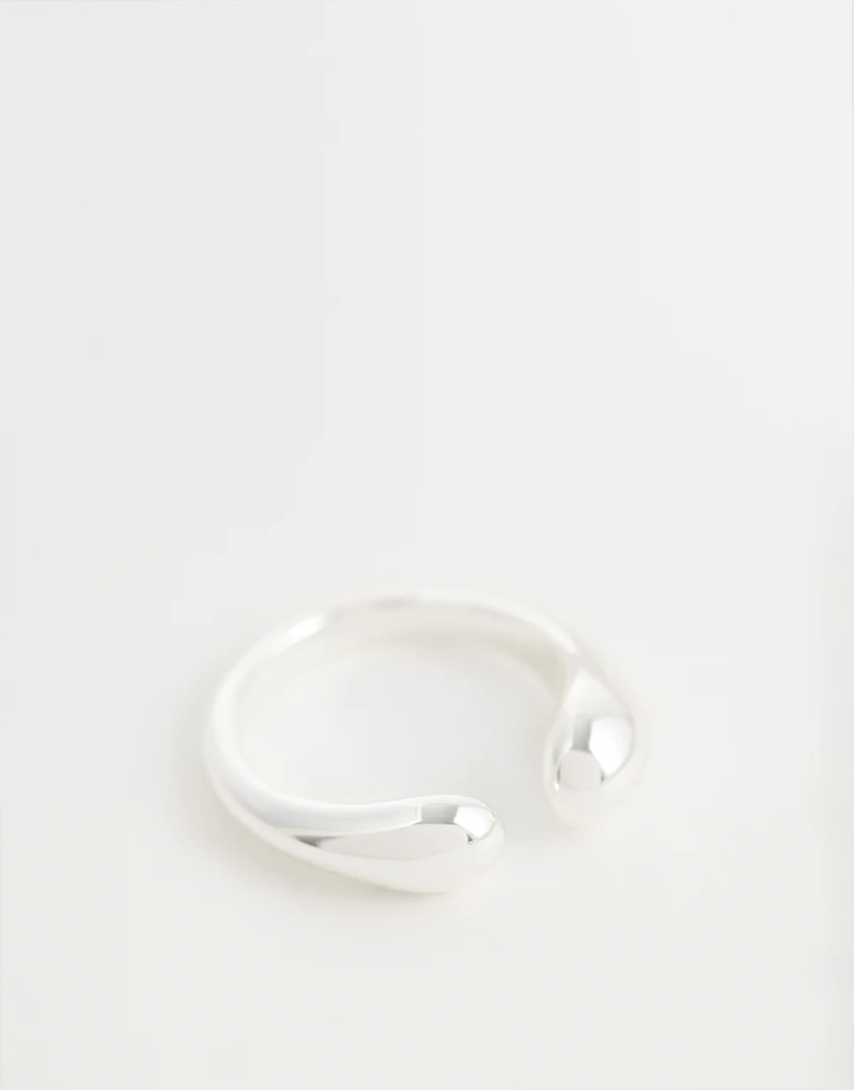 – Offener, silberfarbener Ring