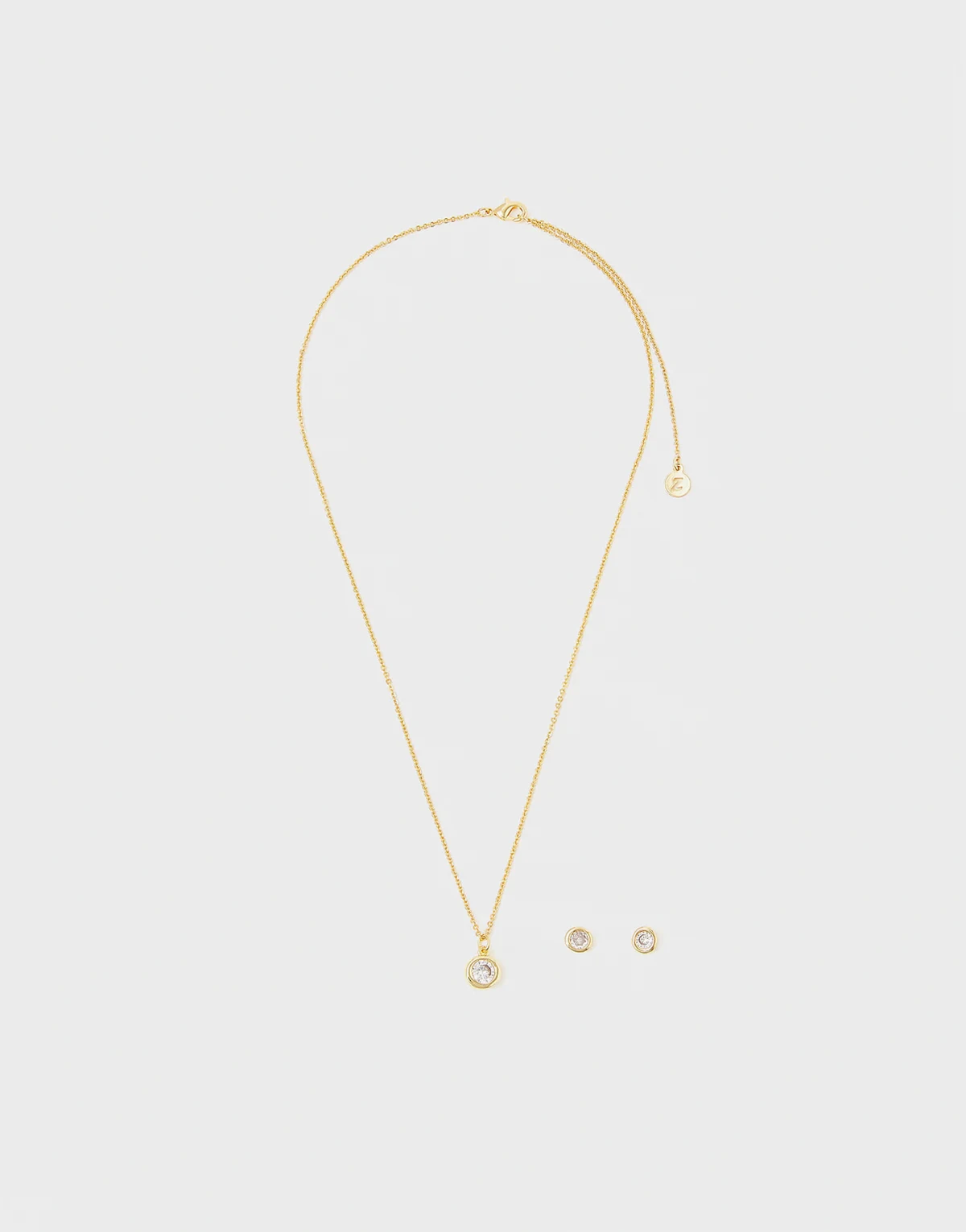 – Zestaw platerowanej 14-karatowym złotem biżuterii z kryształkami: kolczyki-wkrętki i naszyjnik z naszywką