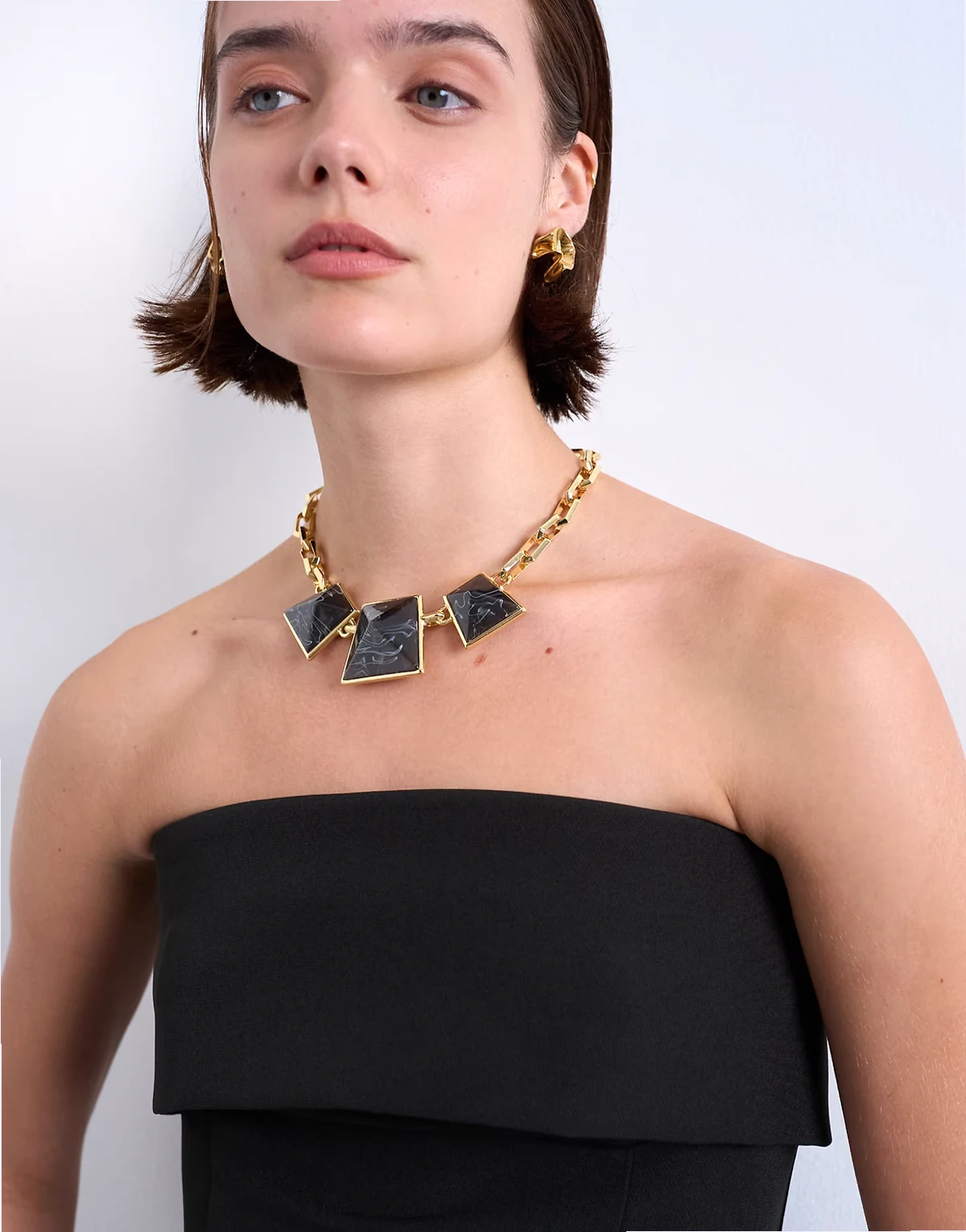 – Milo – Duży naszyjnik w kolorze złota i czarnym