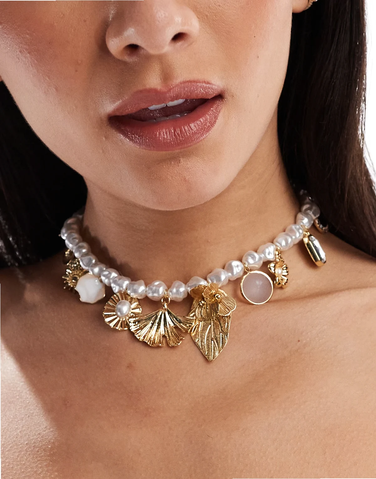 – Krótki naszyjnik ze sztucznymi perłami i zawieszkami