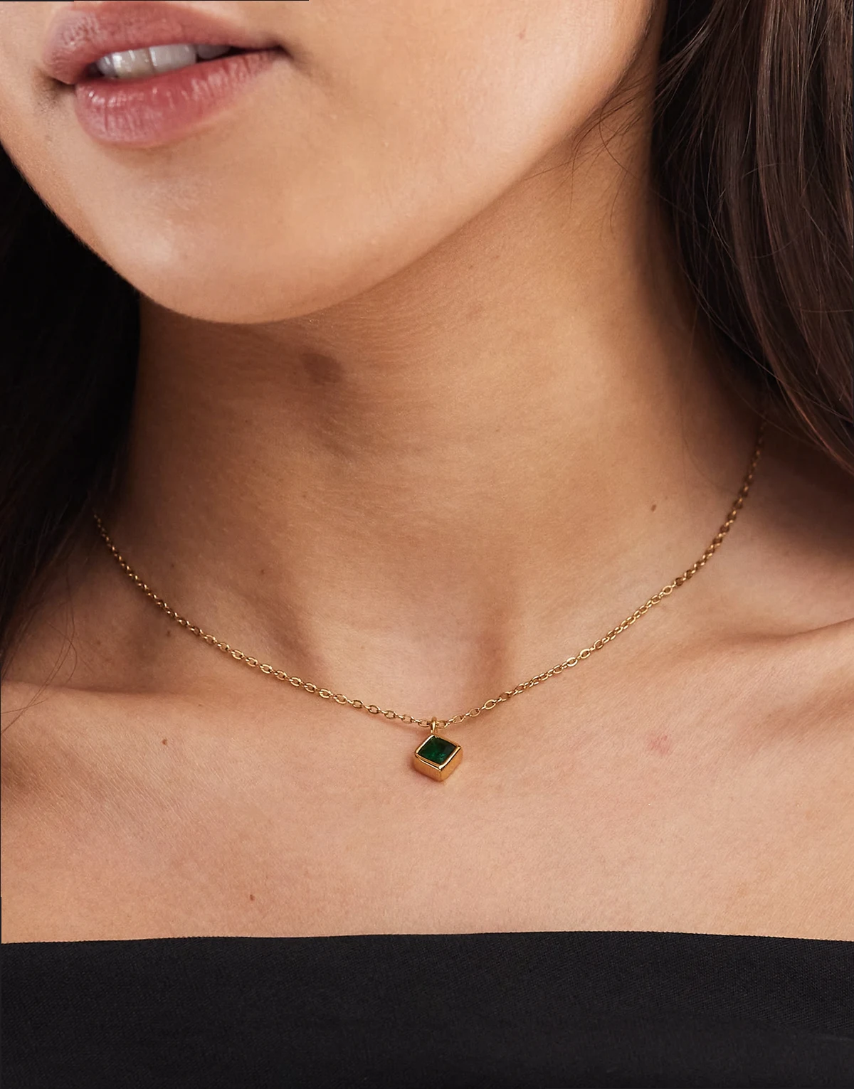 – Naszyjnik z wodoodpornej stali nierdzewnej w odcieniu złota z zawieszką z zieloną cyrkonią w saszetce prezentowej