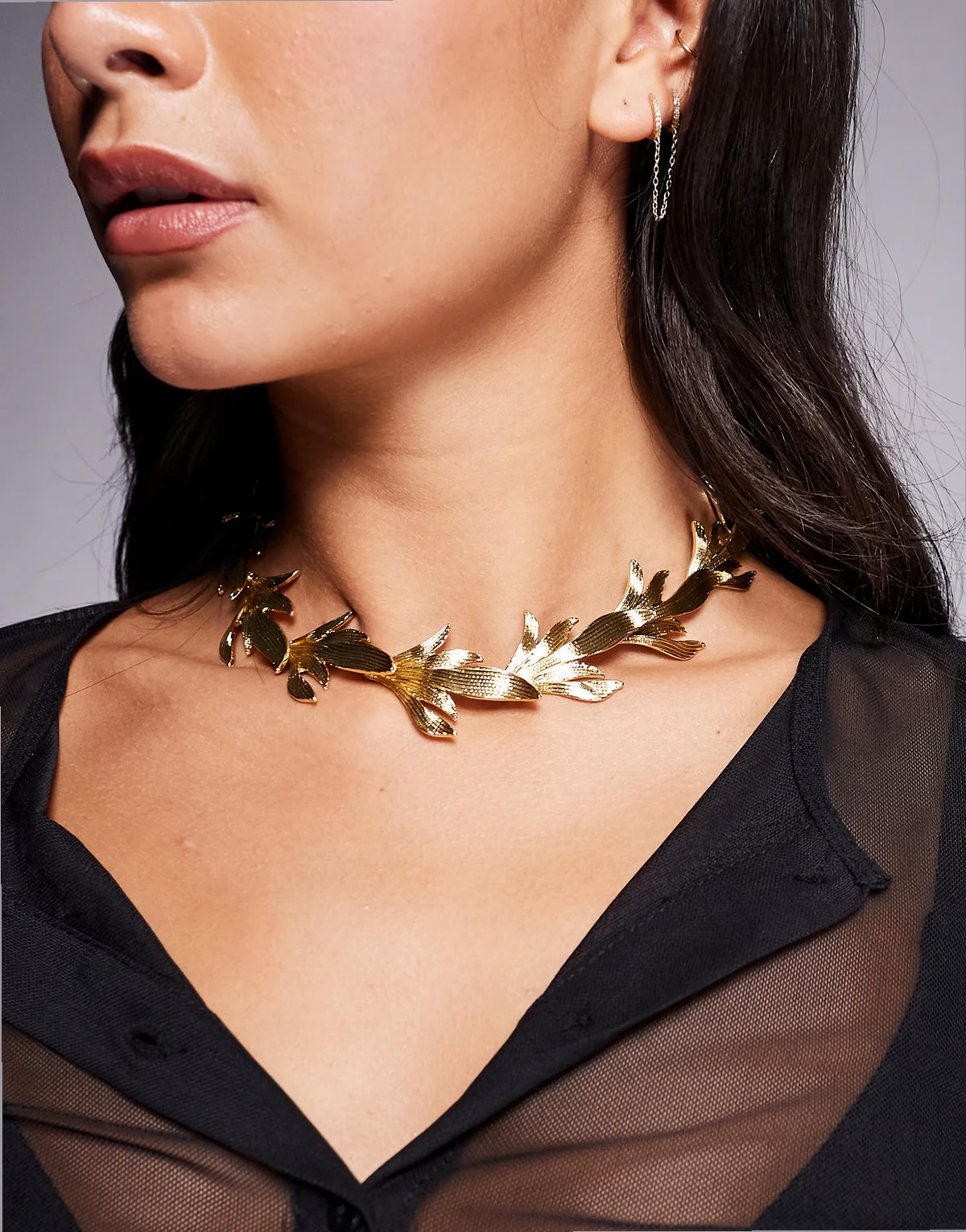 – Leafuria – Naszyjnik w odcieniu złota z kwiatowym motywem