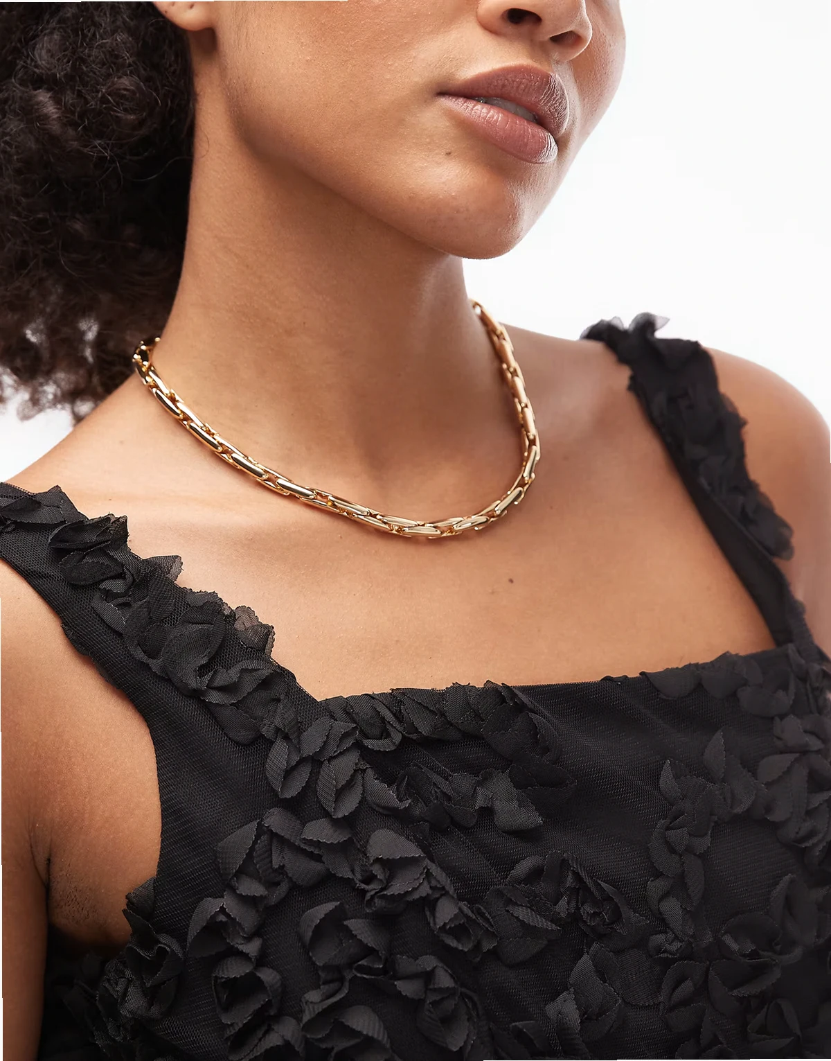 – Naszyjnik łańcuszkowy z masywnymi ogniwami w kolorze złota