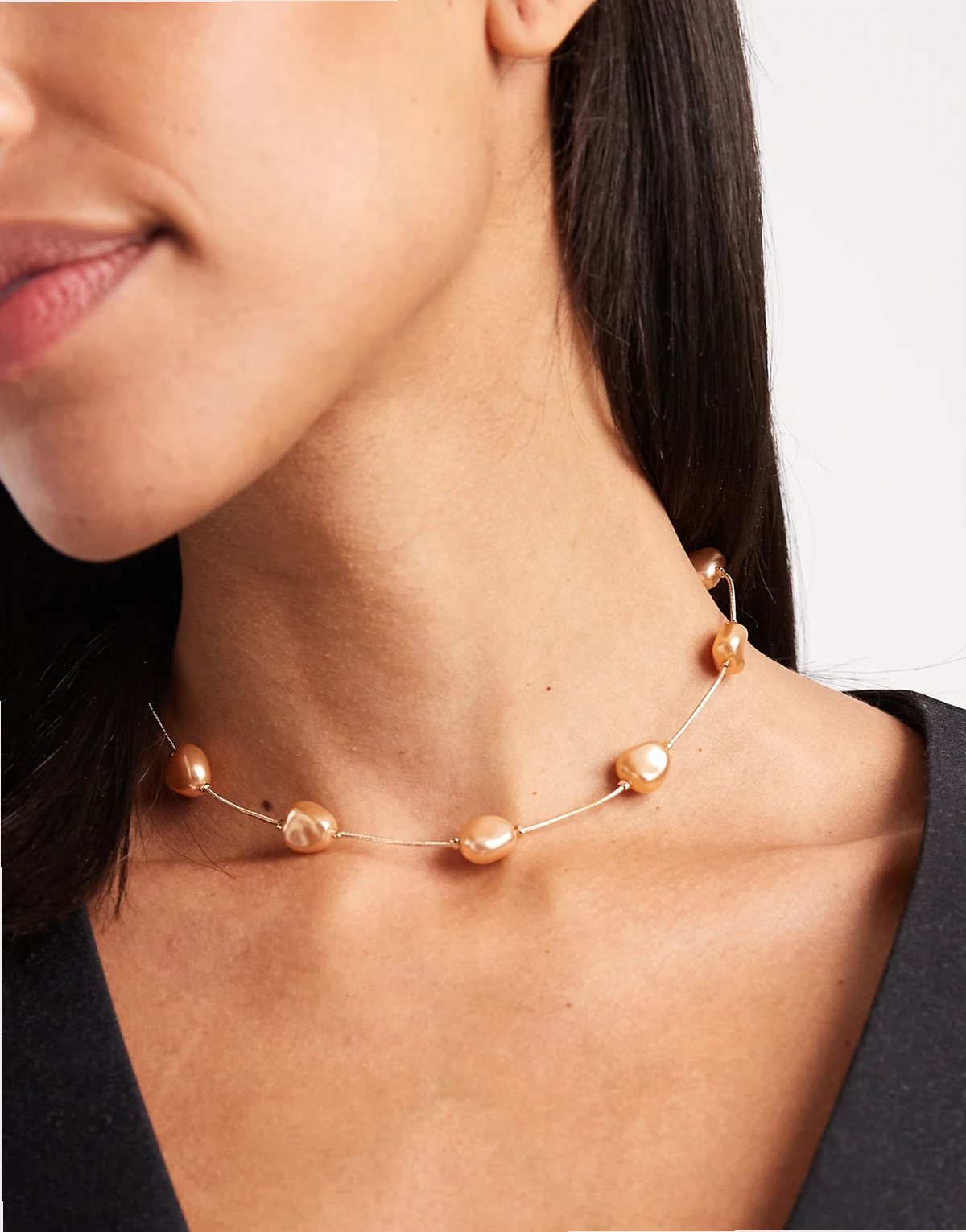 – Naszyjnik w złotym kolorze ze sztucznymi perłami