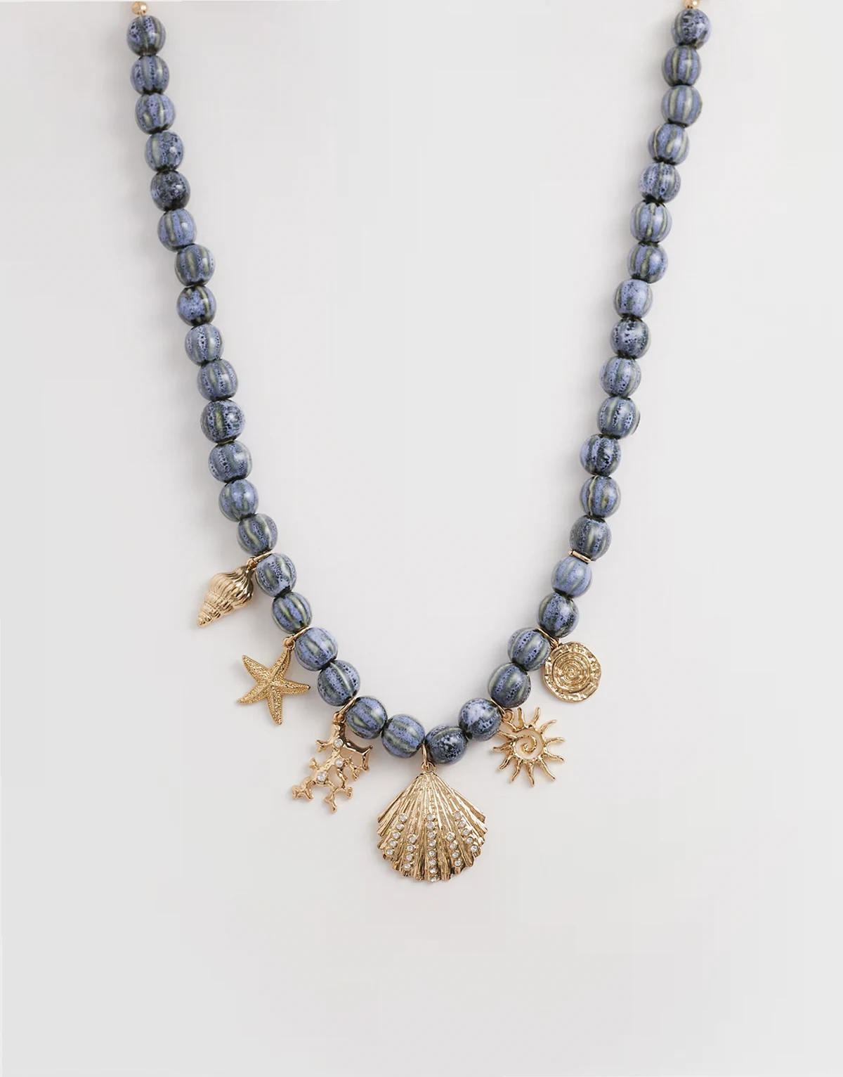 – Naszyjnik z niebieskimi koralikami i zawieszką z motywem oceanicznym