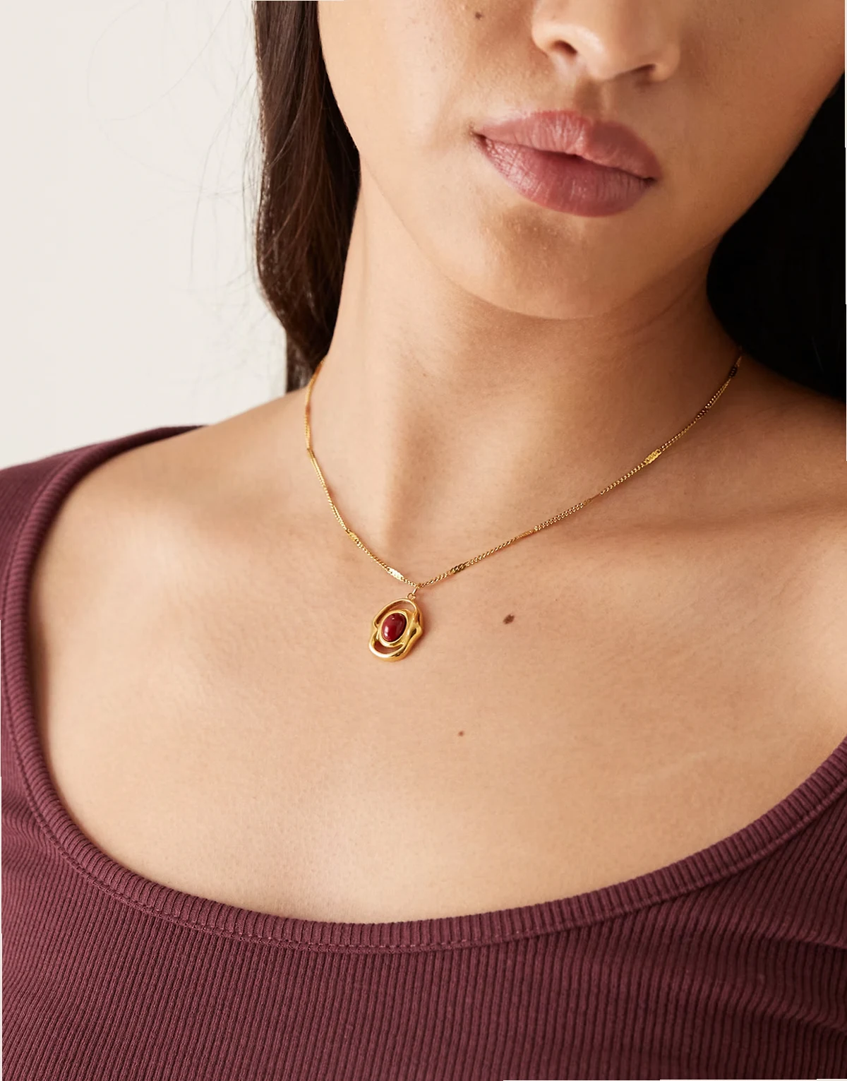 Molten pendant necklace with burgundy stone in 18K gold plated