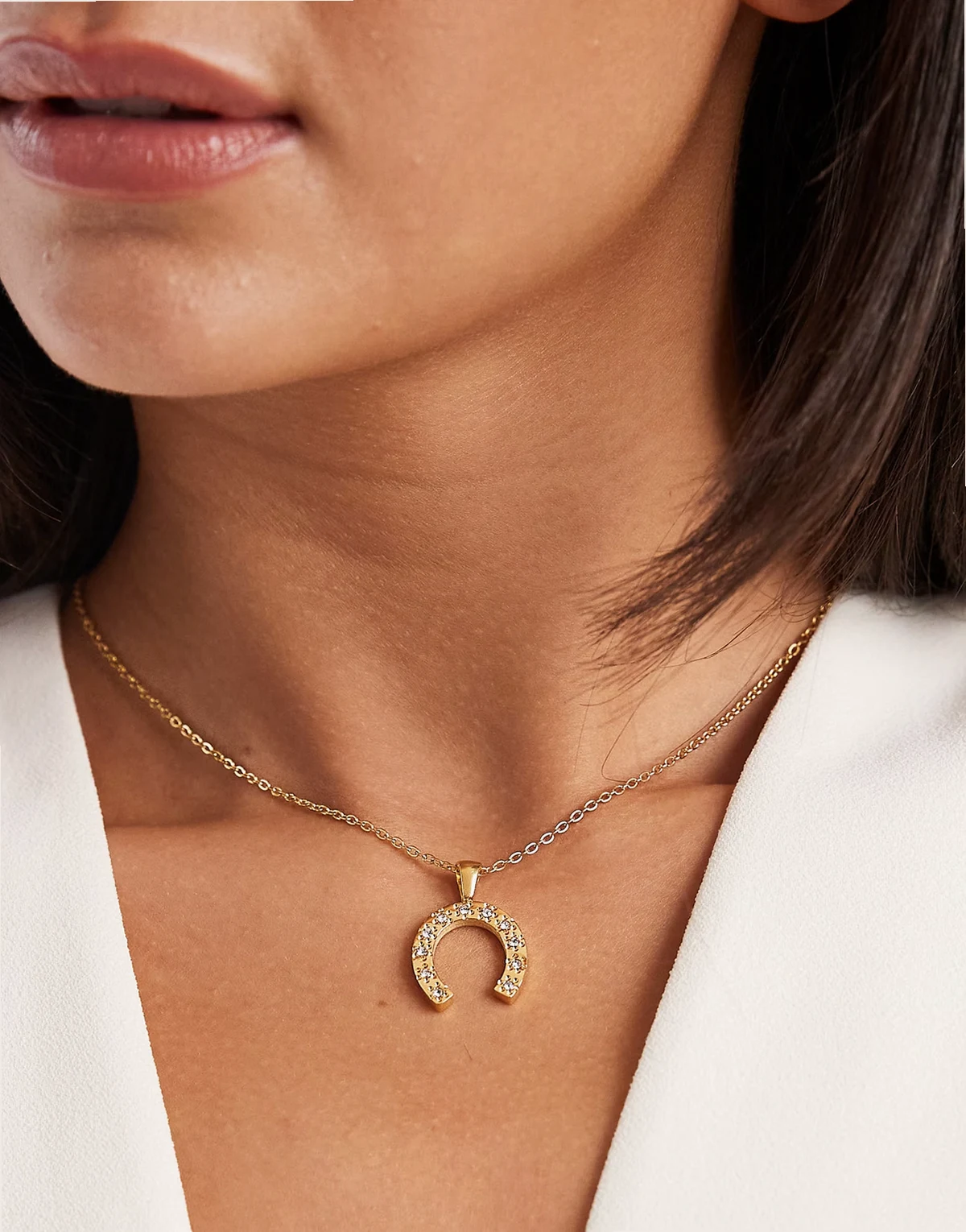 – Zapakowany w torebkę prezentową naszyjnik z zawieszką w kształcie podkowy z wodoodpornej stali nierdzewnej w kolorze złota z cyrkoniami