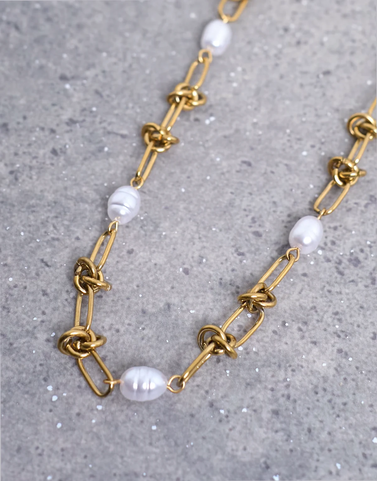 – May – Naszyjnik łańcuszkowy ze stali nierdzewnej w odcieniu złota z perłami