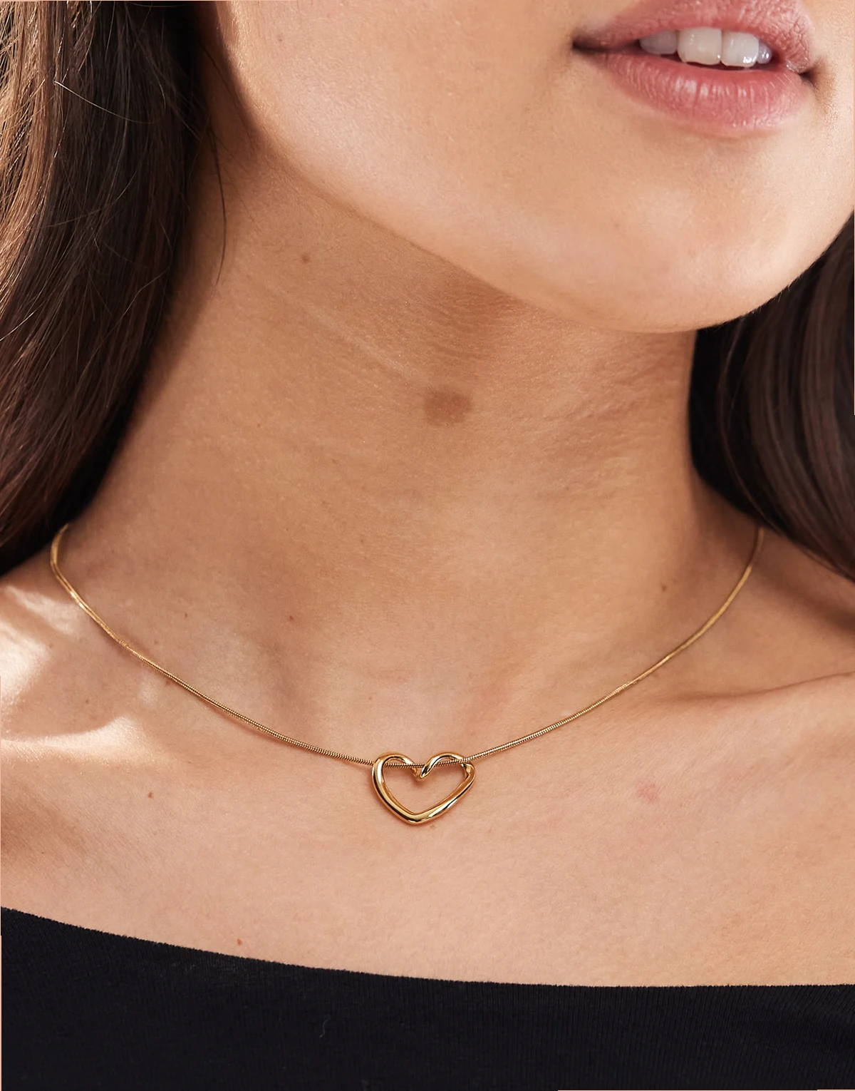 – Naszyjnik z zawieszką w kształcie serca z wodoodpornej stali nierdzewnej w odcieniu złota z torebką prezentową