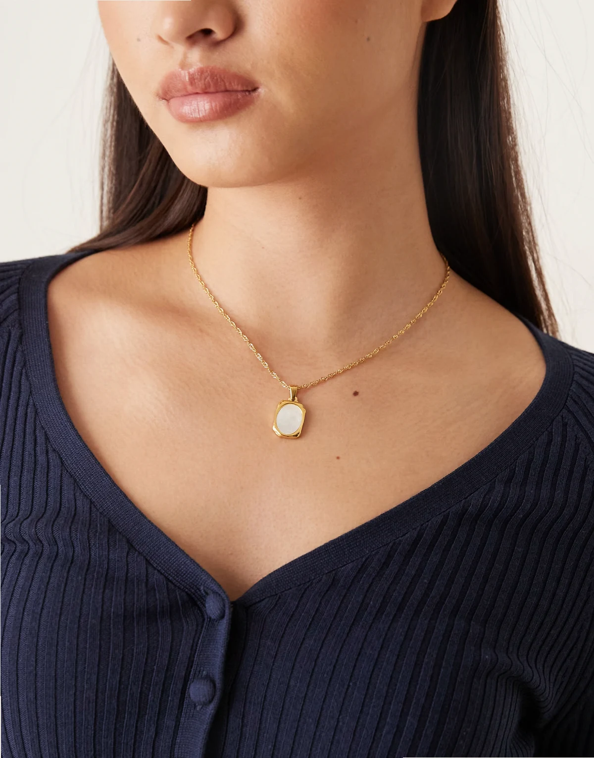 Pendant necklace with white shell in 18K gold plated