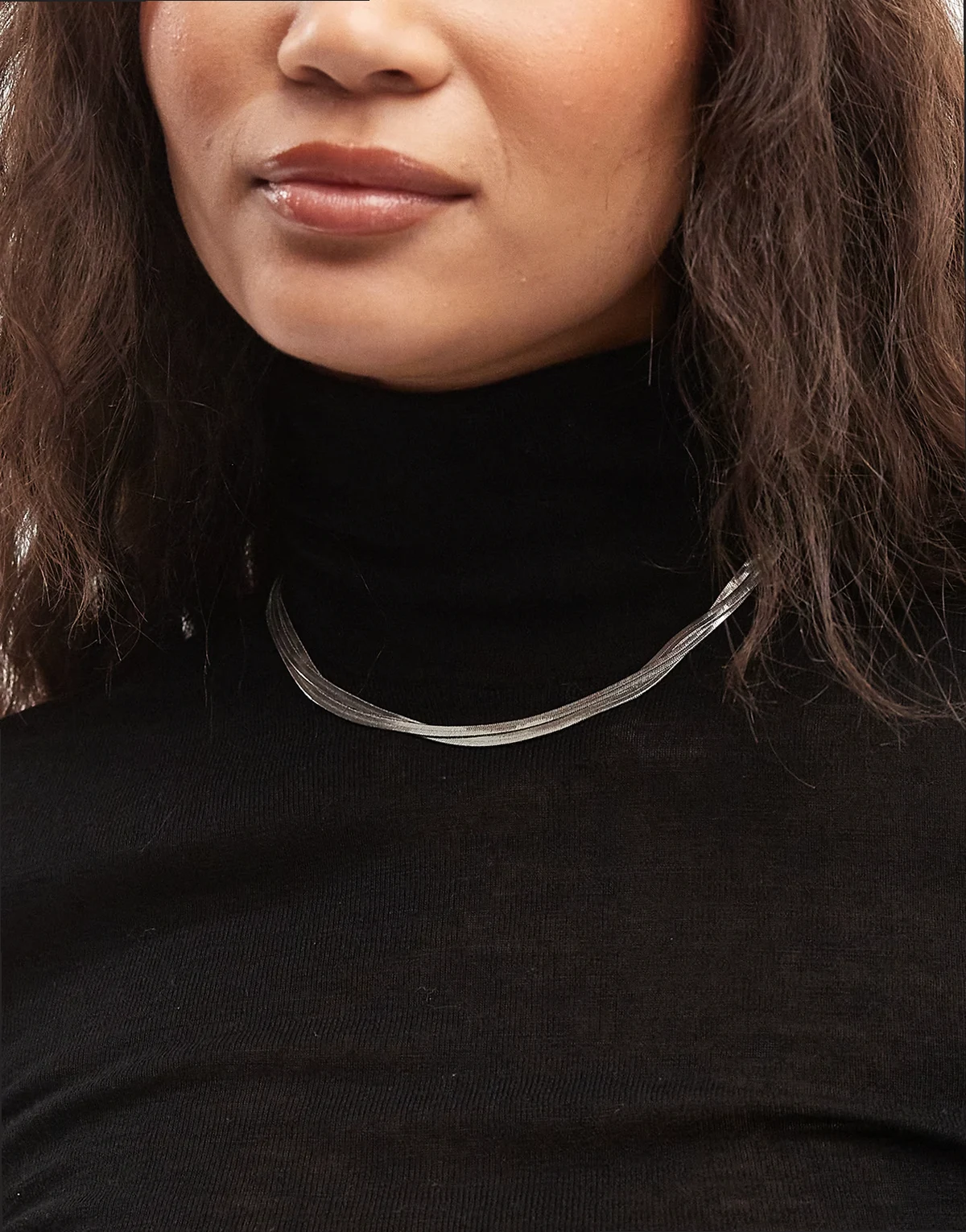 – Wielorzędowy naszyjnik w srebrnym kolorze z płaskim łańcuszkiem typu żmijka