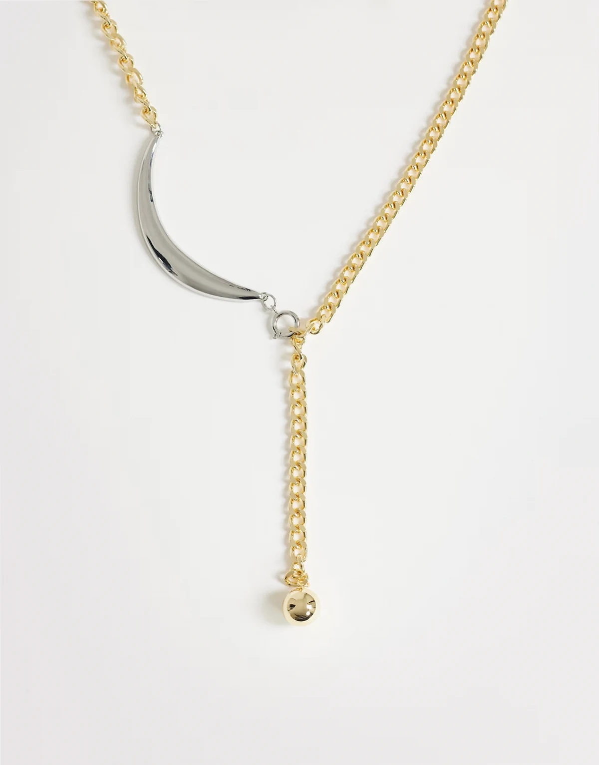 – Denzel – Masywny asymetryczny naszyjnik typu lariat w odcieniu złota i srebra z kulką