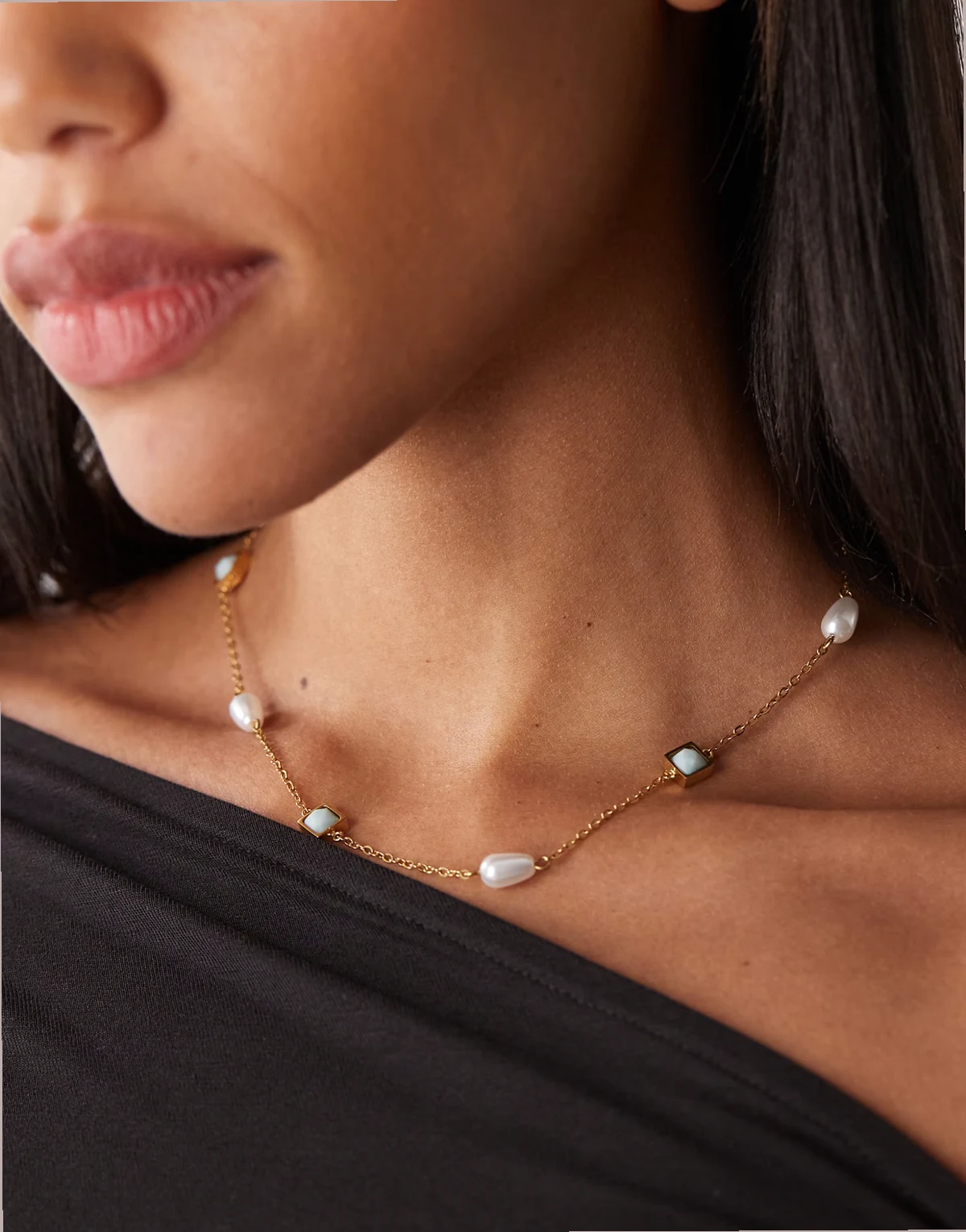 – Naszyjnik ze stali nierdzewnej z niebieskimi kamieniami i perełkami