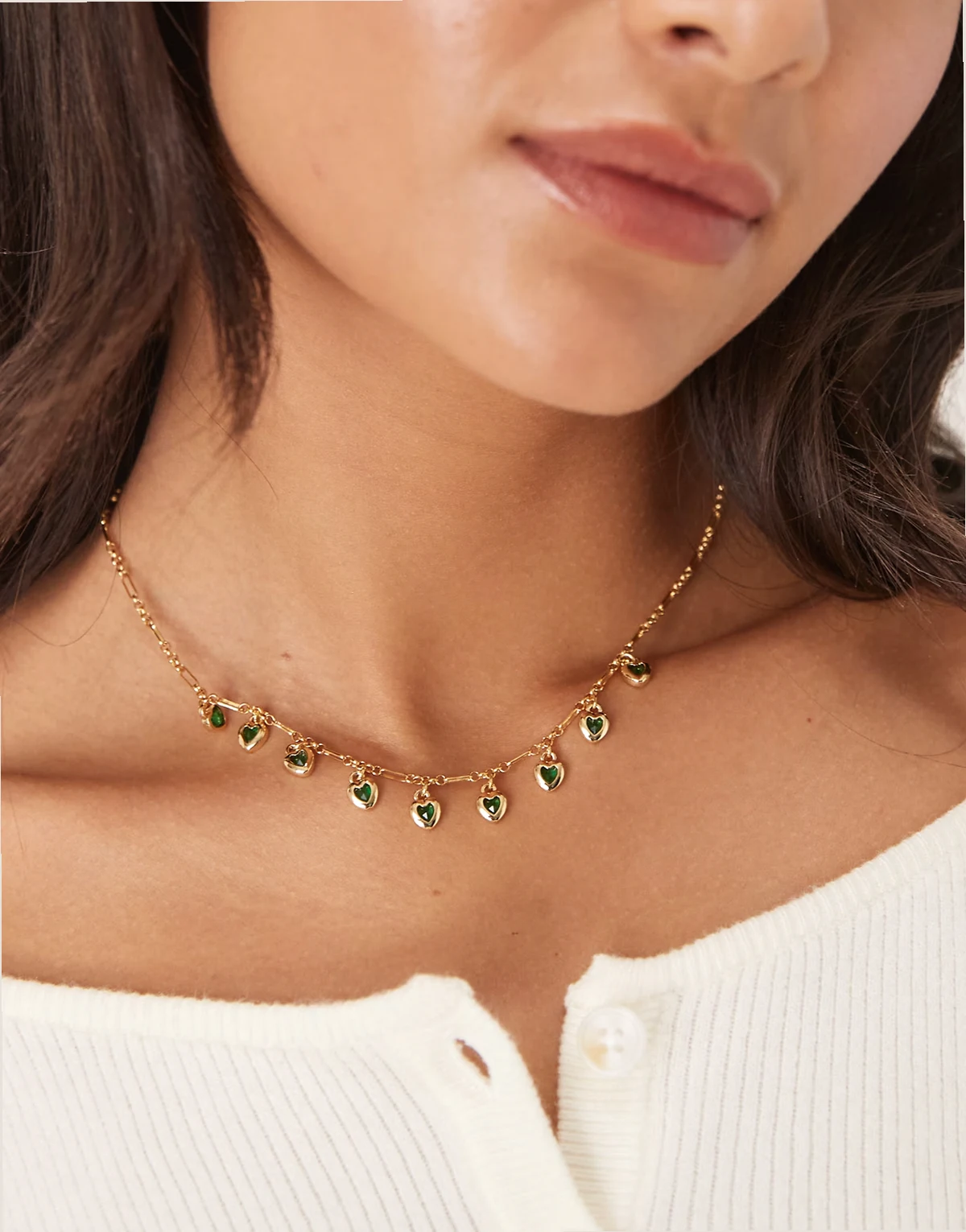 – Naszyjnik łańcuszkowy w odcieniu złota z zielonymi sercami