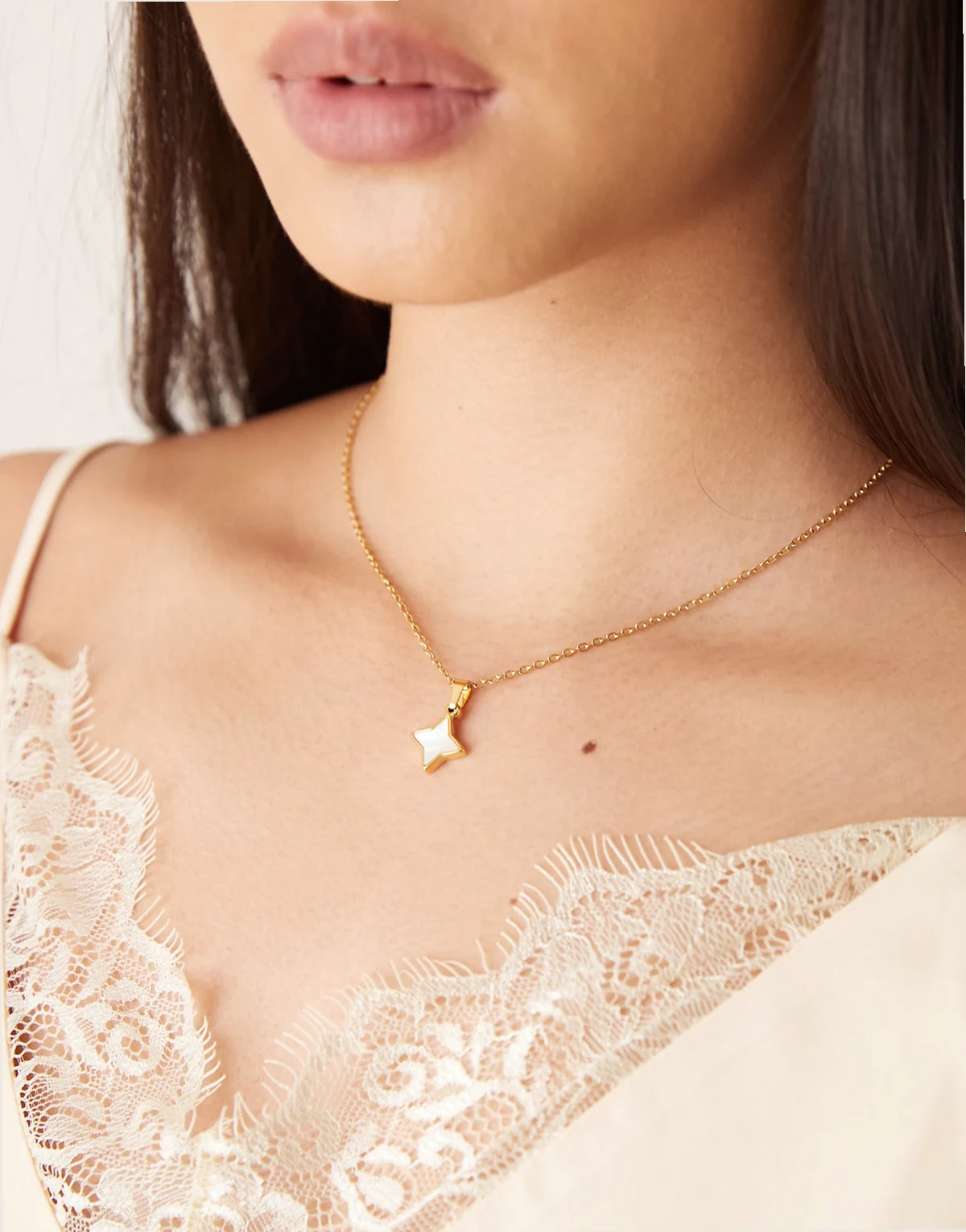 Star pendant necklace with shell in 18K gold plated