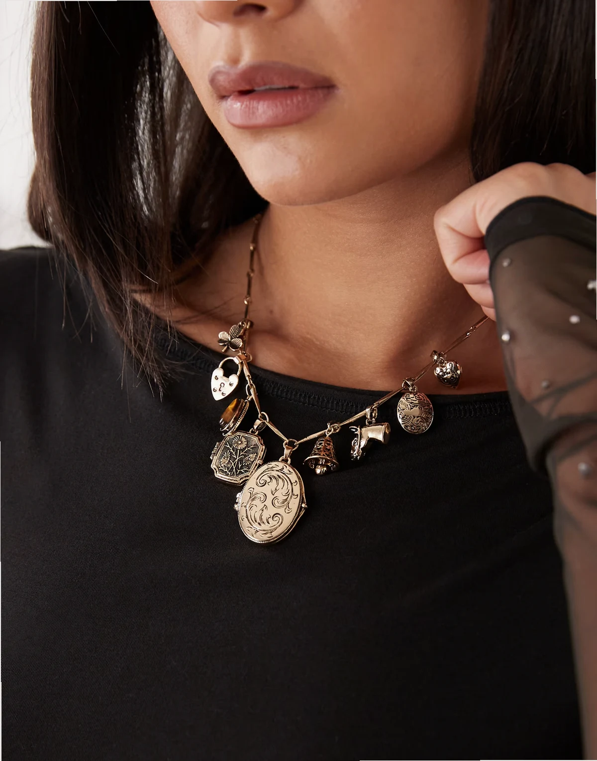 – Naszyjnik z zawieszkami w kolorze oksydowanego złota