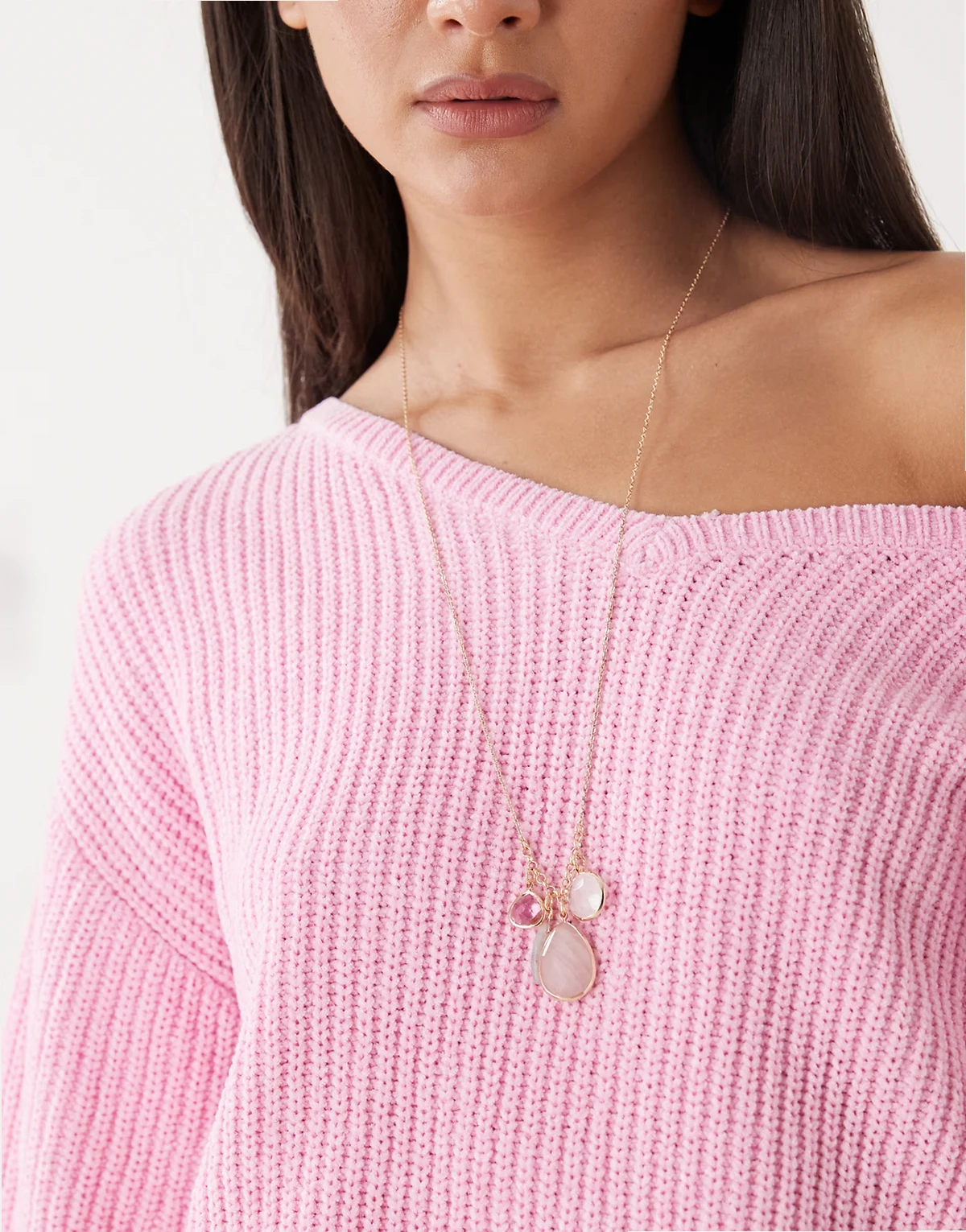 – Długi naszyjnik z zawieszką w kolorze złota