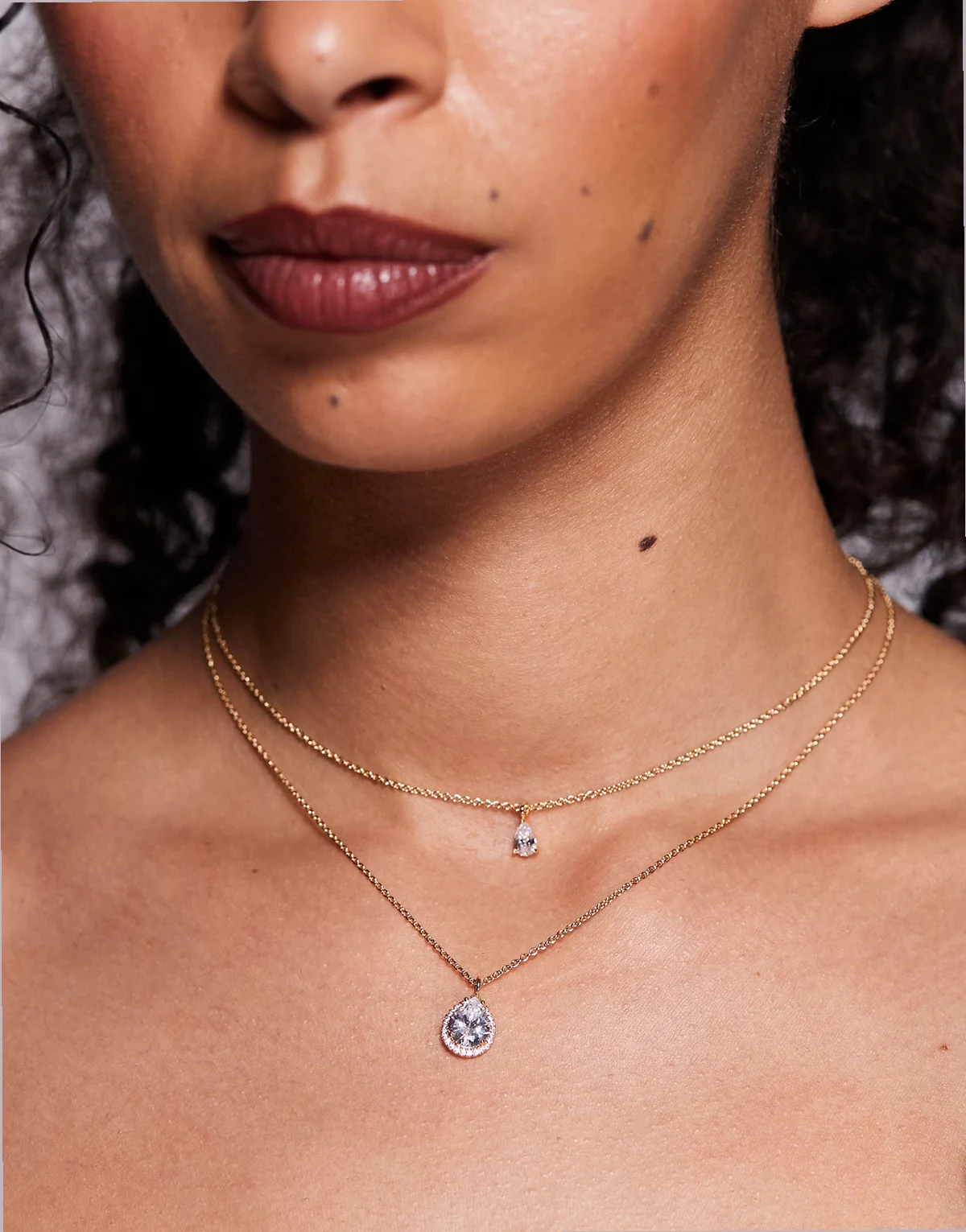 – Yaude – Warstwowy naszyjnik w kolorze złota z kryształkami