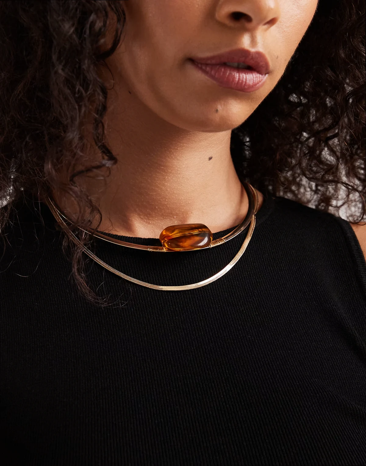 – Dwurzędowy naszyjnik w kolorze złota z kamieniem z tworzywa