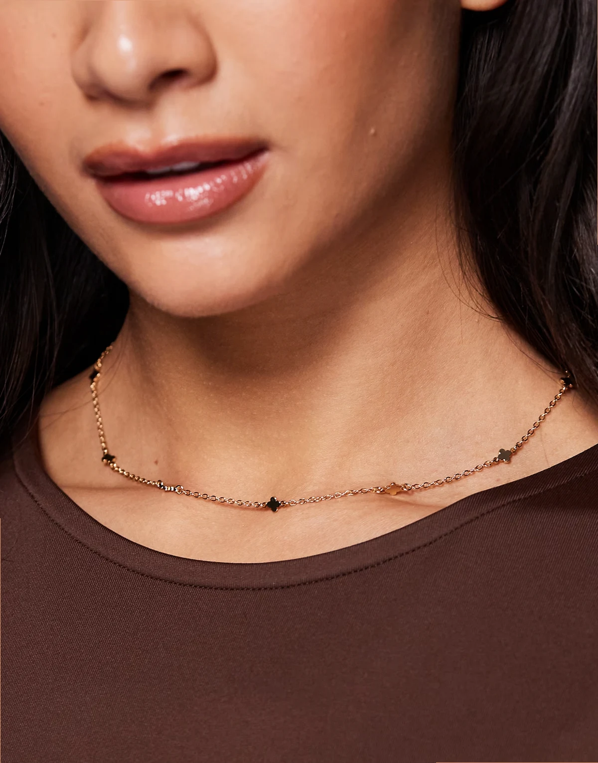 – Samantha – Delikatny naszyjnik w kolorze złota z koniczynkami