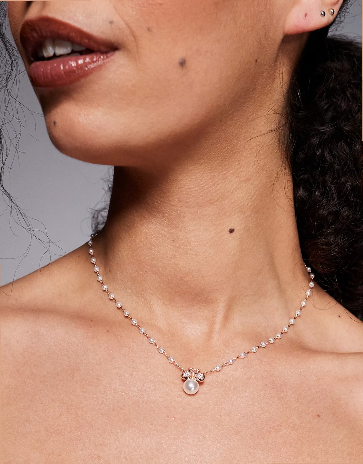 – Drisara – Naszyjnik ze sztucznych pereł z koniczynką