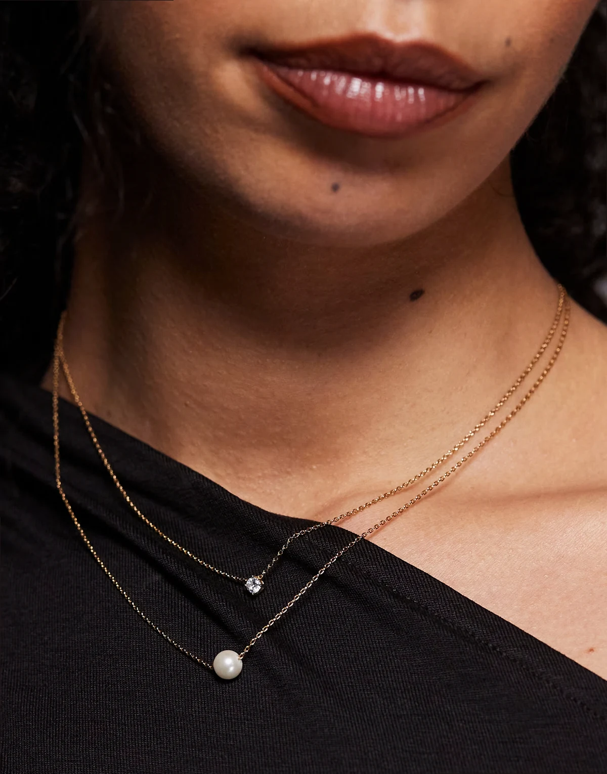 – Gilpatricia – Warstwowy naszyjnik w kolorze złotym z kryształkiem i sztuczną perłą