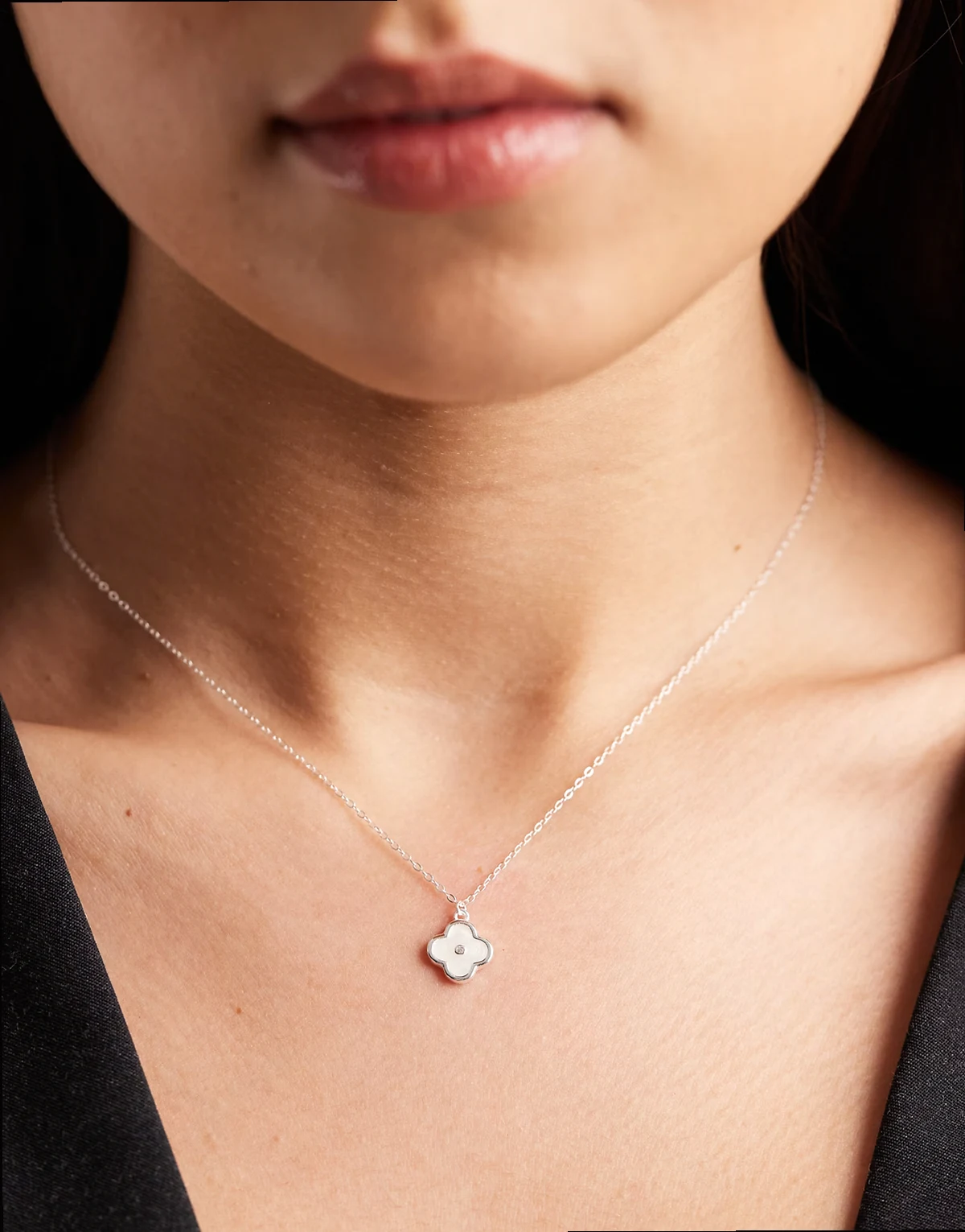 – Naszyjnik ze srebra próby 925 z zawieszką w kształcie koniczyny