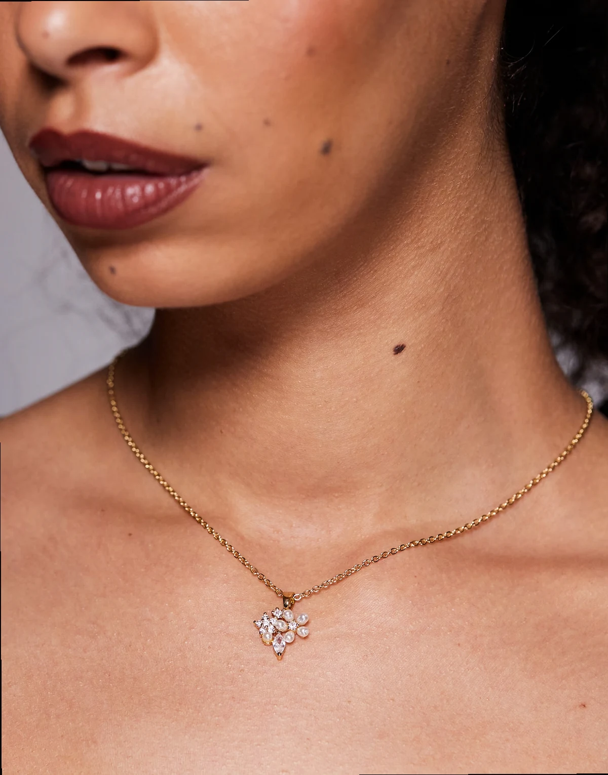 – Laurencie – Naszyjnik w kolorze złota z kwiatowym motywem ze sztucznymi perłami