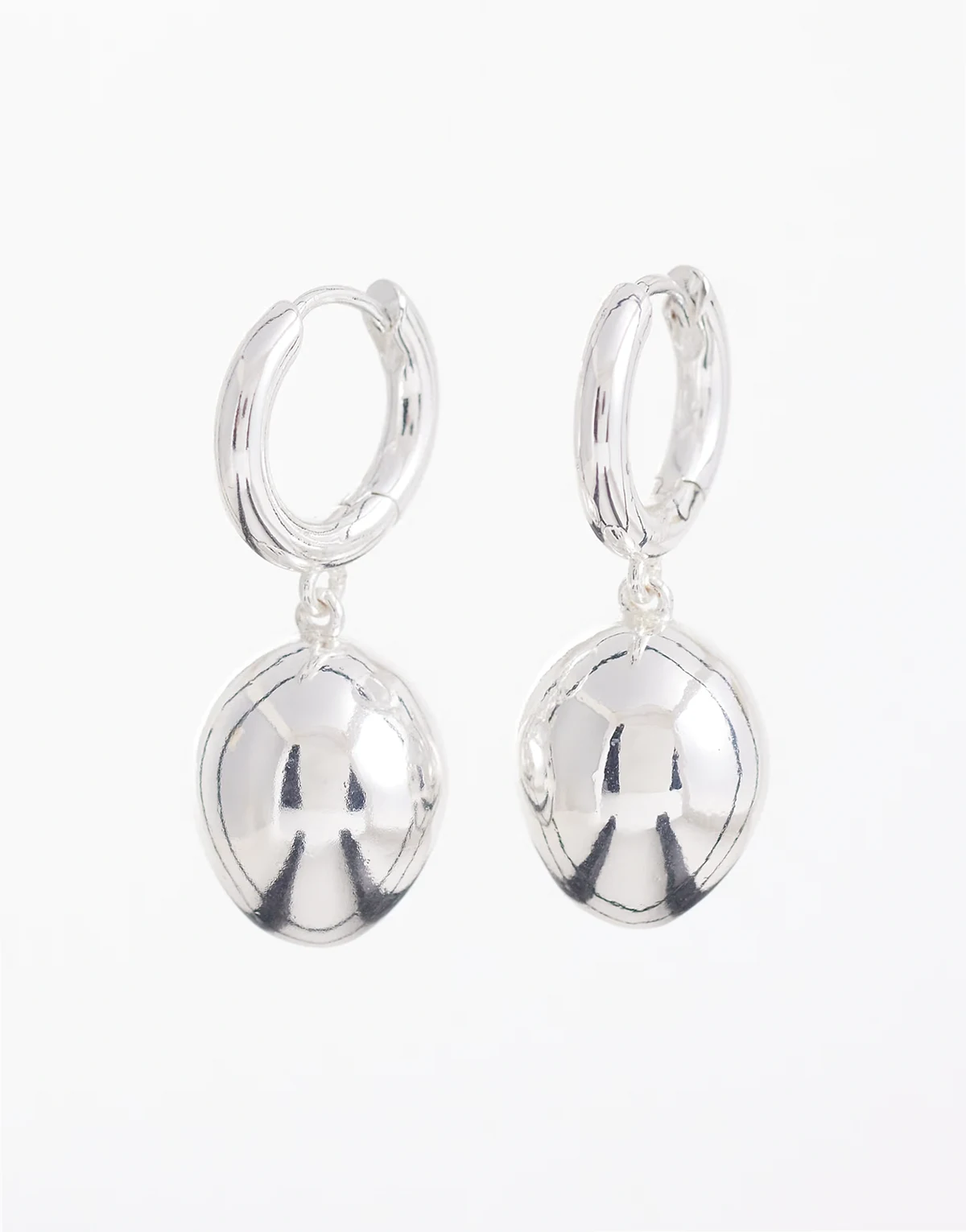 – Długie kolczyki w srebrnym kolorze