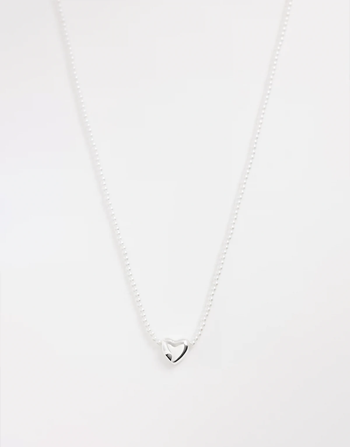 – Naszyjnik z białych koralików z zawieszką w kształcie serca w kolorze srebra
