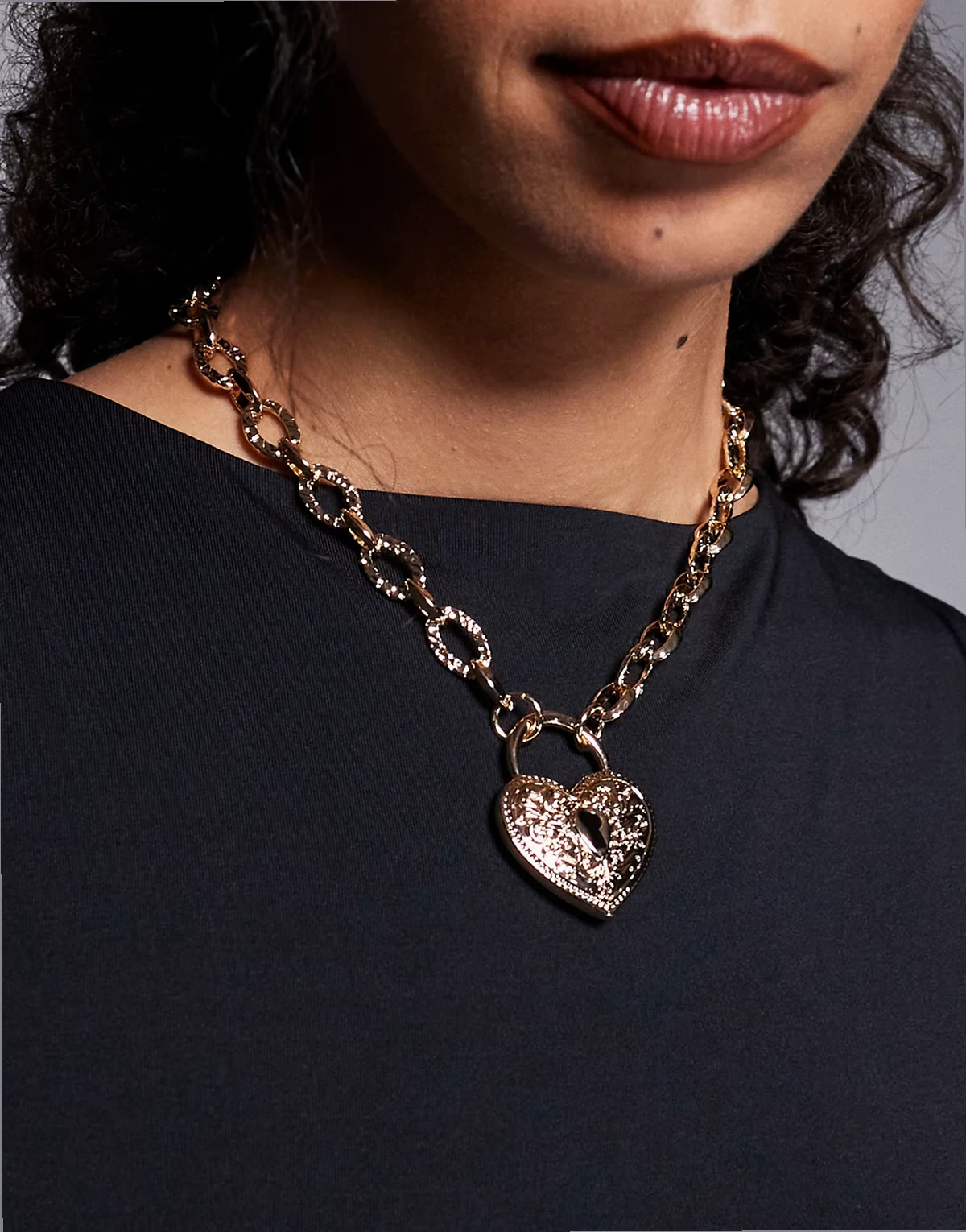 – Luvella – Naszyjnik w kolorze złota z zawieszką w kształcie kłódki-serca w stylu vintage