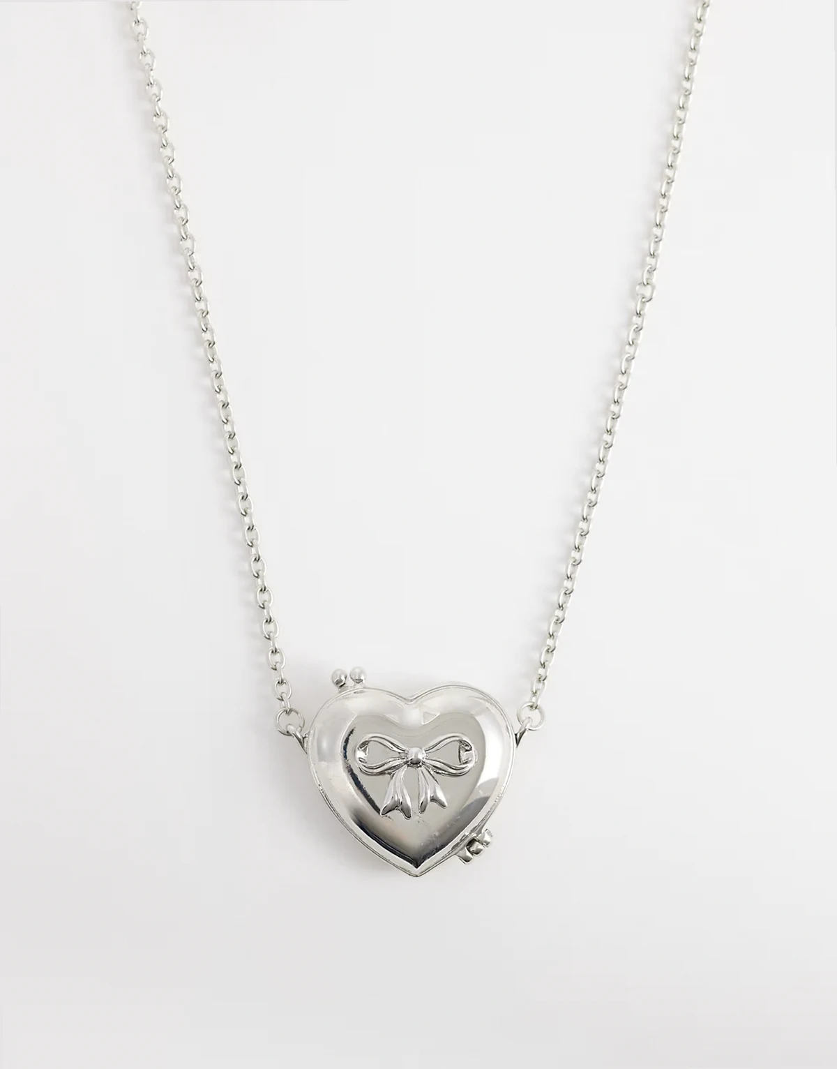 – Długi naszyjnik z zawieszką w kształcie serca w srebrnym kolorze