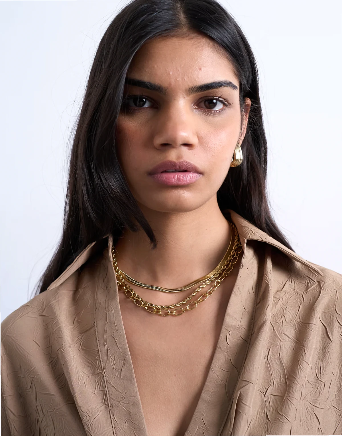 – Mina – Wielorzędowy naszyjnik łańcuszkowy ze stali nierdzewnej w odcieniu złota