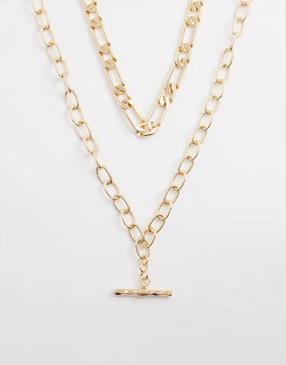 – Wielorzędowy naszyjnik łańcuszkowy z zapięciem T-bar w złotym kolorze