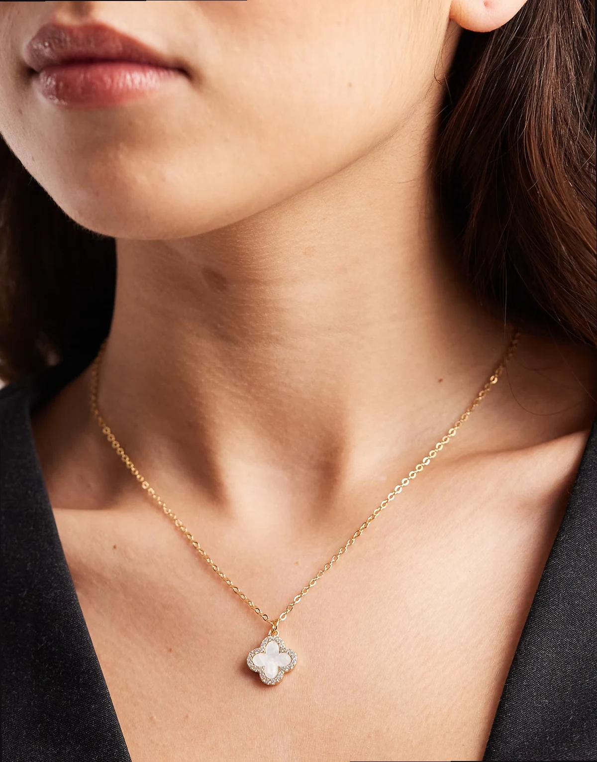 – Z – Platerowany 14-karatowym złotem naszyjnik z zawieszką w kształcie koniczyny