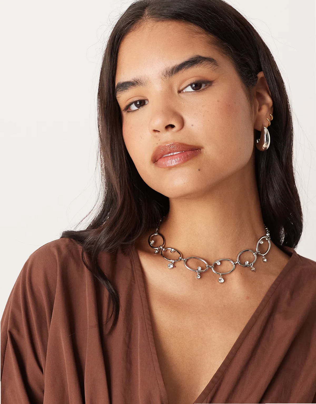 – Naszyjnik typu choker w kolorze srebra z bezbarwnymi kryształkami