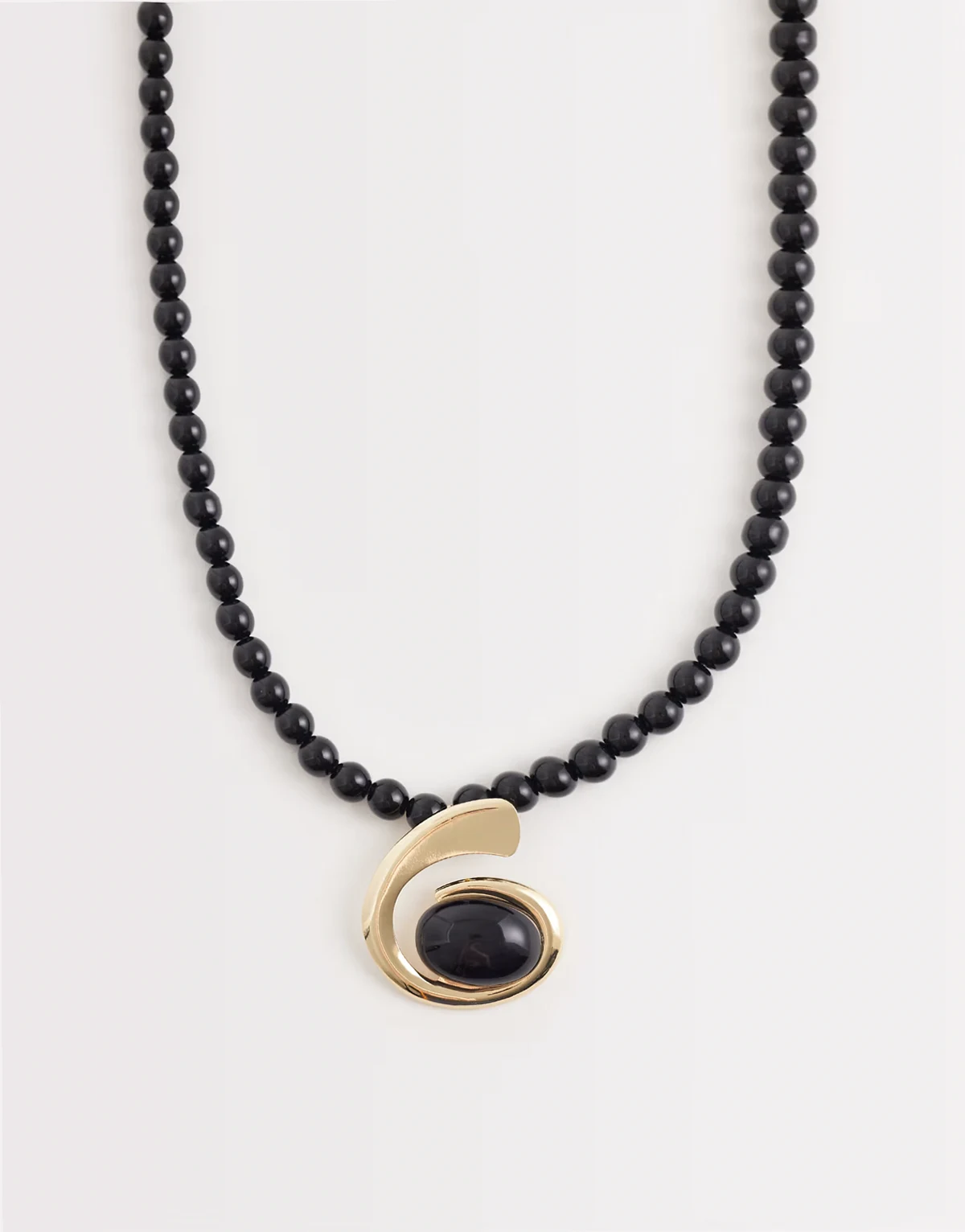 – Czarno-złoty naszyjnik z koralików z zawieszką w kształcie muszli